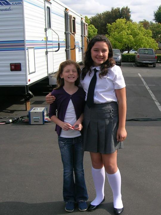 Ella on the set of "1600 Penn" with Amara Miller.