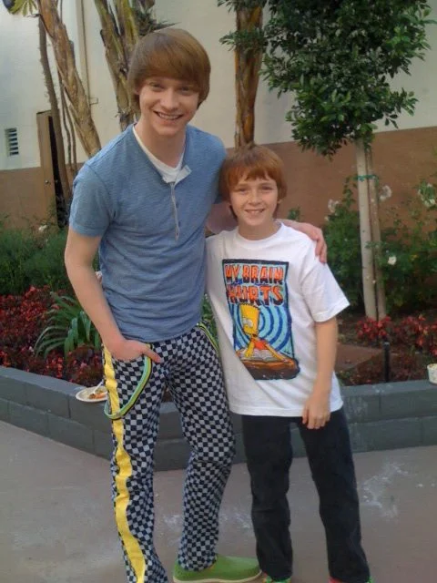 Sam with Calum Worthy on the set of "Austin & Ally".