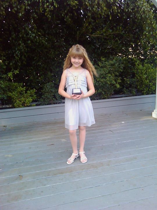 Samantha with her award for "Best Performance in a TV Series Guest Starring Young Actress Ten and Under" for her episode of Ghost Whisperer.