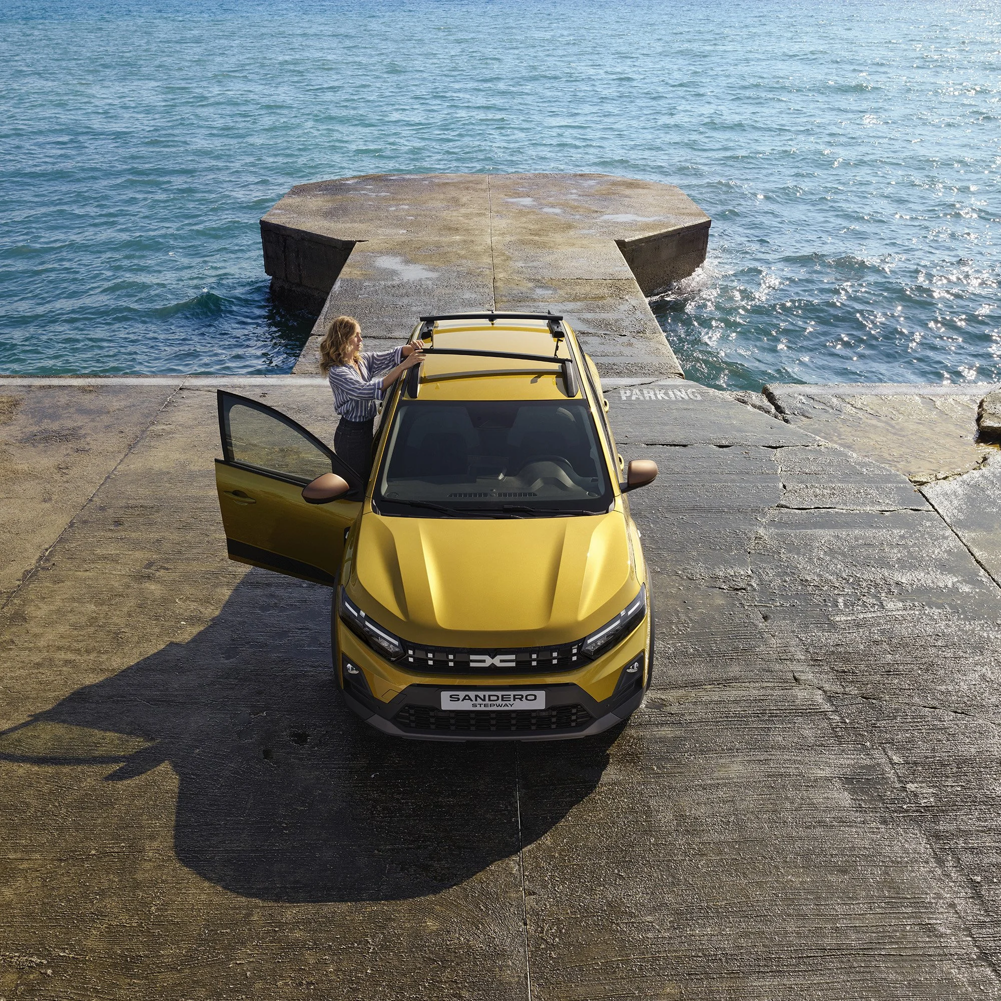 M14-BJICross-MY25-E3-Extreme-SS-FaceAv-YellowAmber-Femme-RoofBars-Static-JeteeMerMarseille-ARPP-Market-1x1.jpg