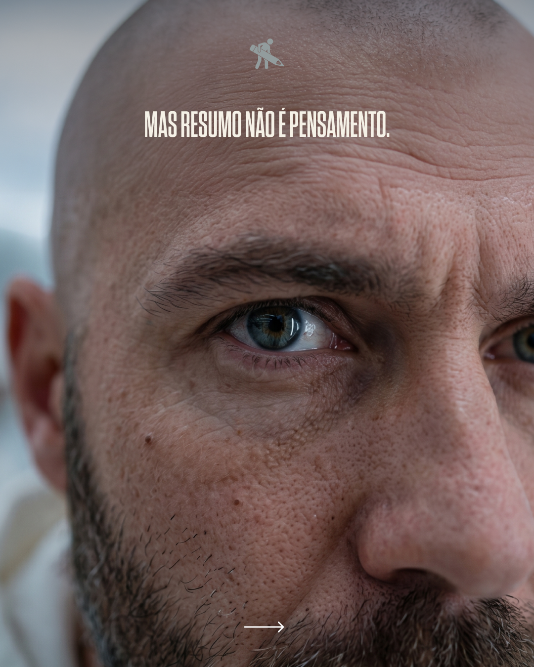 Close-up of a man's face with a focus on his blue eye, with the text 'Mas resumo não é pensamento.' written above.