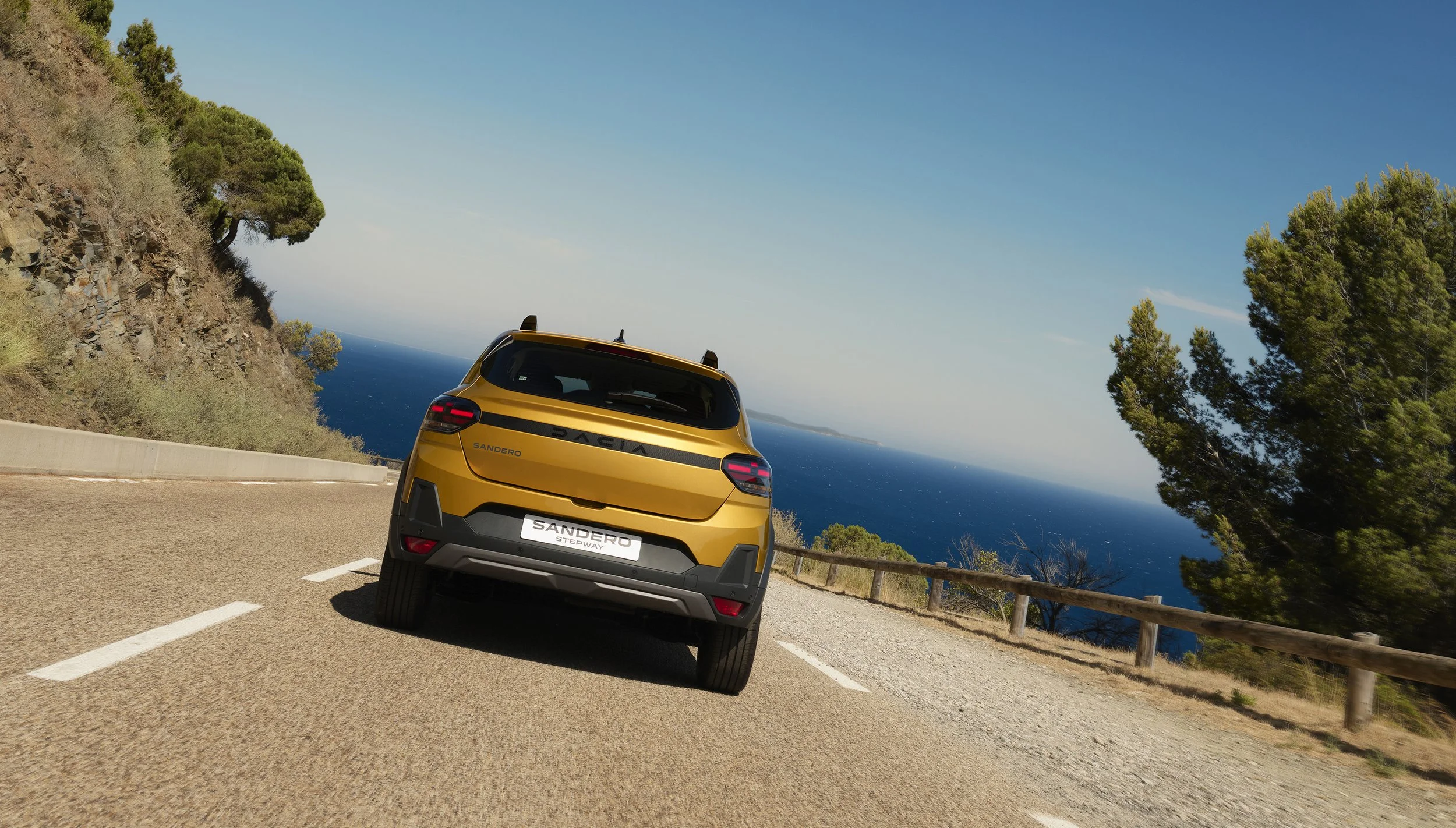 M03-BJICross-MY25-E3-Extreme-SS-FaceAr-YellowAmber-Rouling-RouteMerMarseille-Market-16-9.jpg