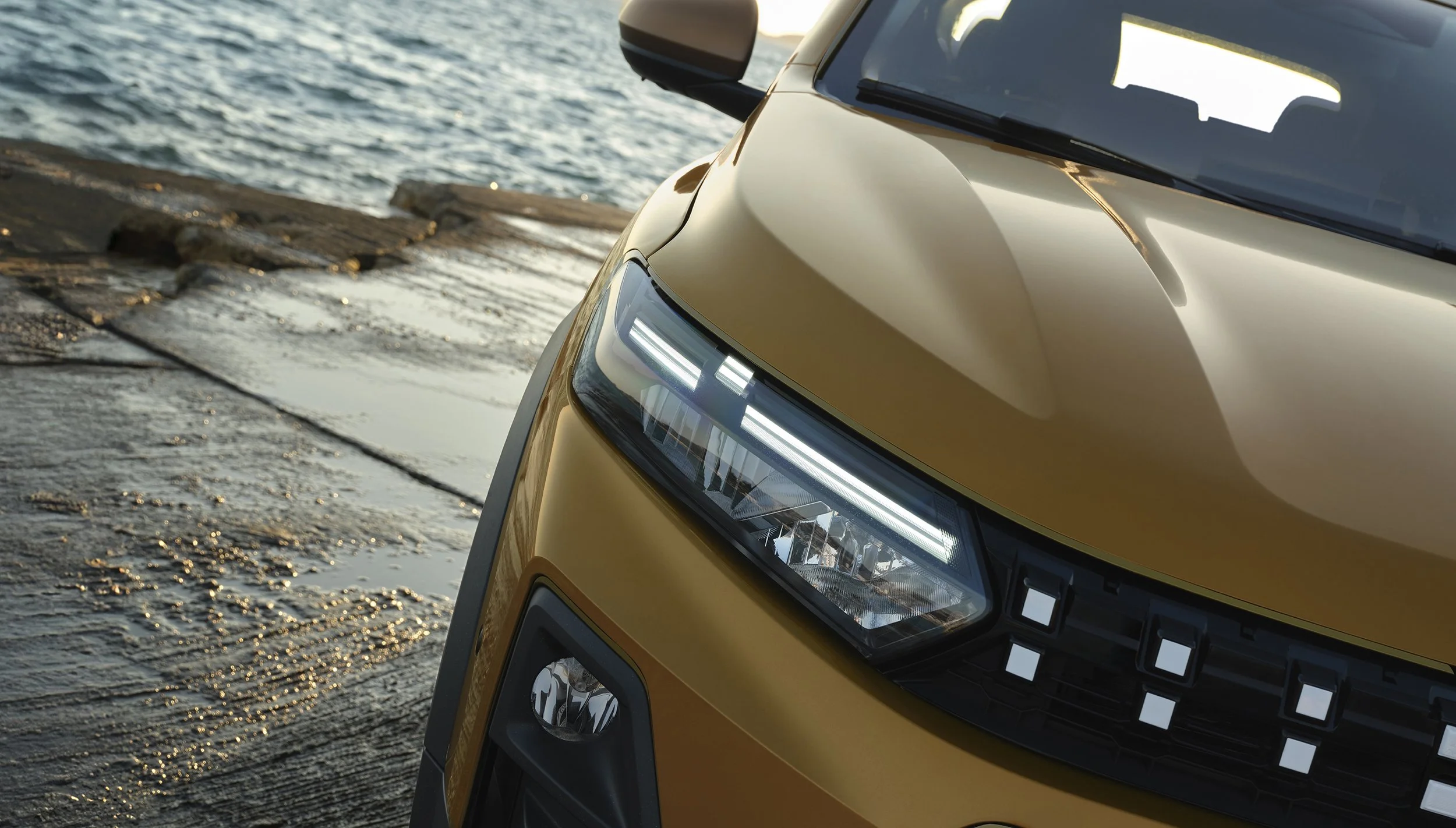 M04-BJICross-MY25-E3-Extreme-SS-YellowAmber-Detail-Feux-Av-LedAllumes-JeteeMerMarseille-16-9.jpg