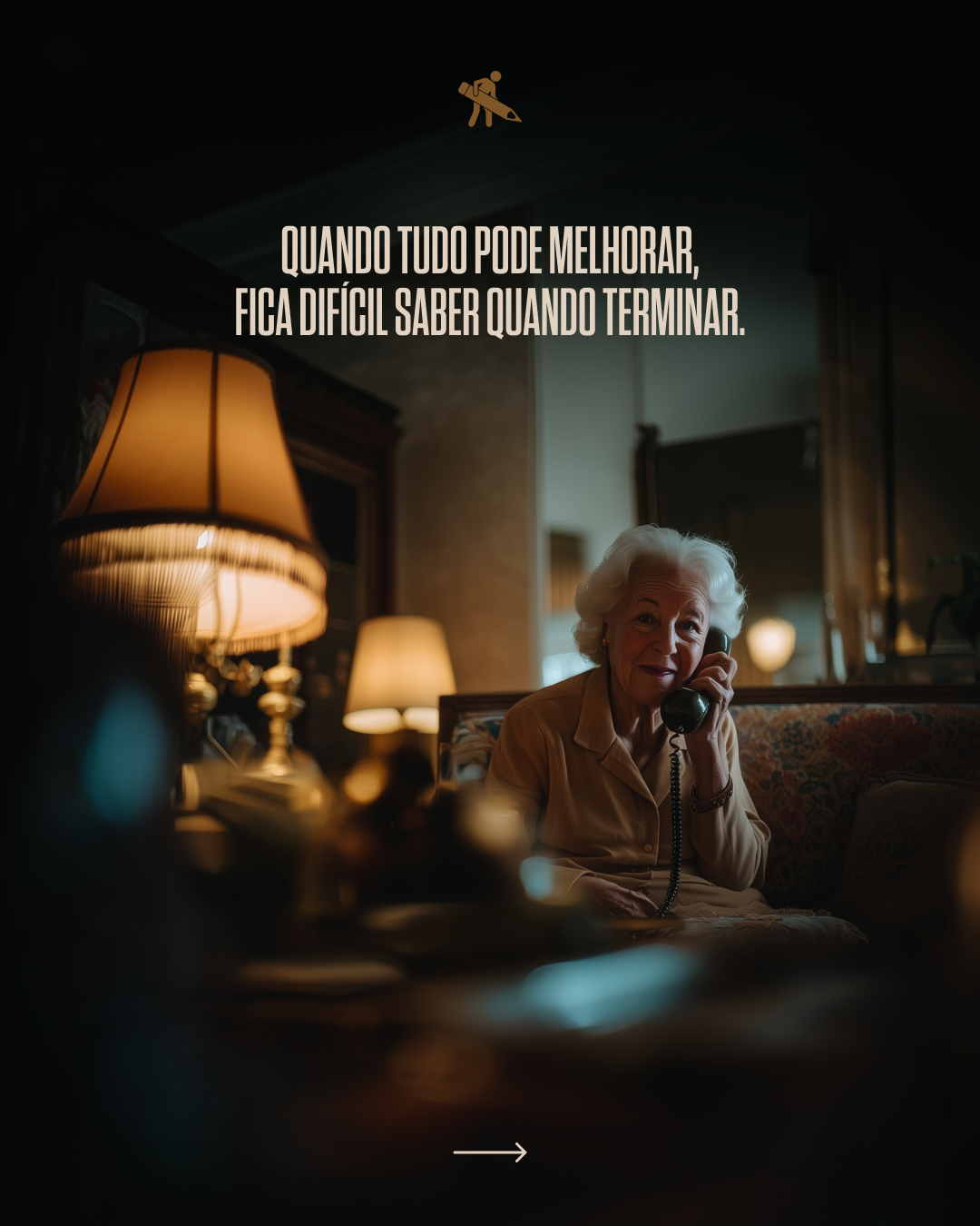 An elderly woman with white hair, sitting on a couch, talking on a landline phone, in a cozy, dimly lit living room with lamps and a mirror in the background. There is an inspiring quote overlayed: "Quando tudo pode melhorar, fica difícil saber quando terminar."