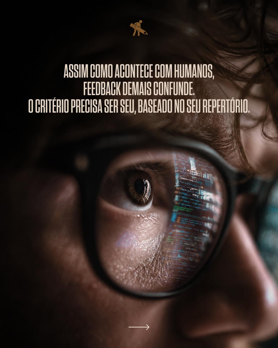 Close-up of a person wearing glasses with code reflected in the lenses, and text in Portuguese about human feedback and criteria.