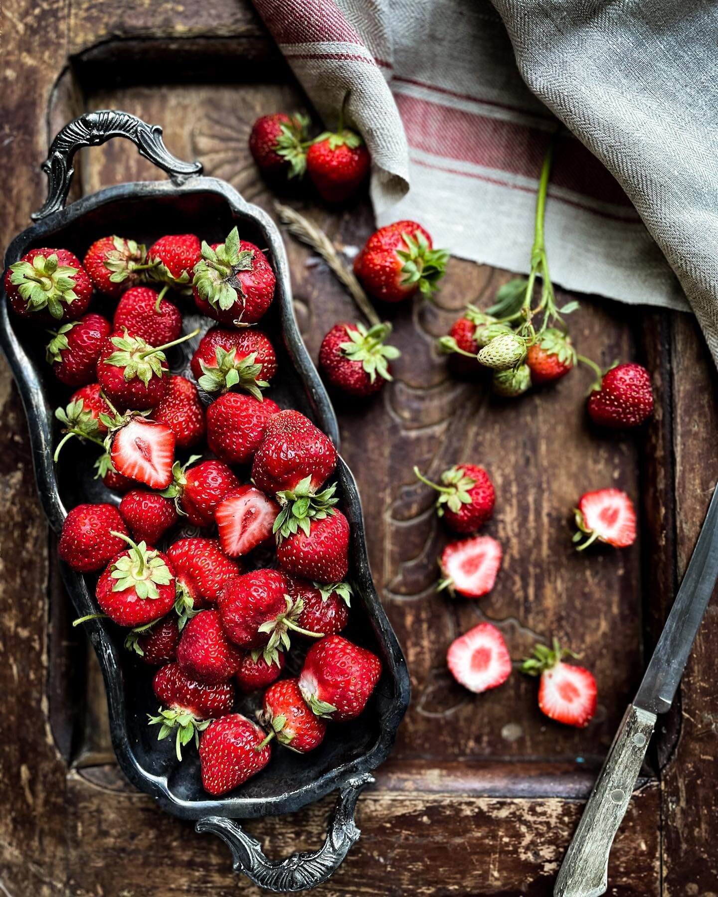 🍓 S T R A W B E R R I E S 🍓

Well, what else would I post today!! 😄 I thought I was beating the heat by booking an early-ish morning slot but I learn no one can beat nature. Lol. A half hour in the field, some red faces (heat and all the strawberr