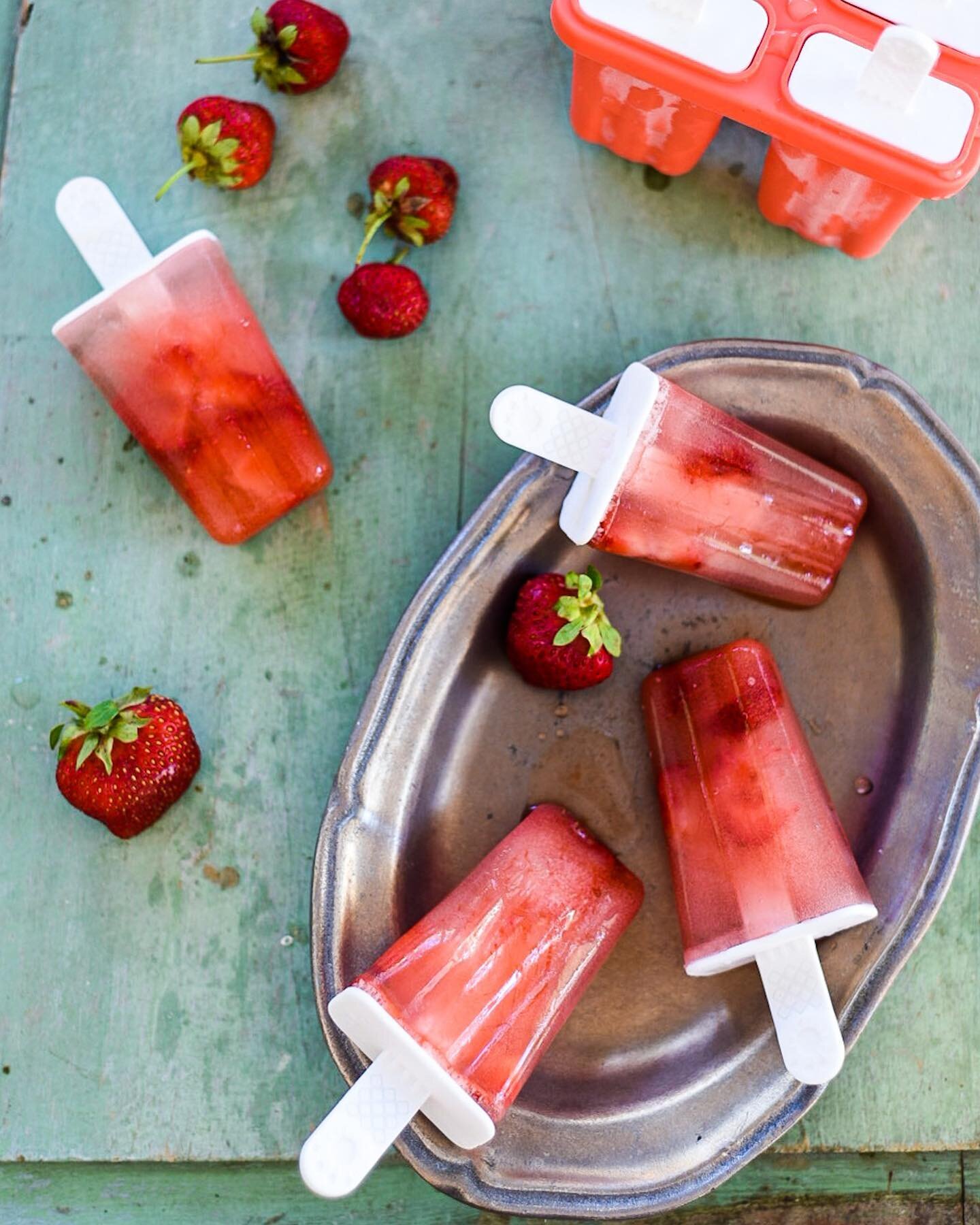 🍓 P O P . . . P O P . . . P O P S I C L E S 🍓

Wow! The heat is still on here. We are sooo glad we went berry picking earlier this week because now we have ice pops in the fridge for days just like this. Just water and Slices of strawberries makes 