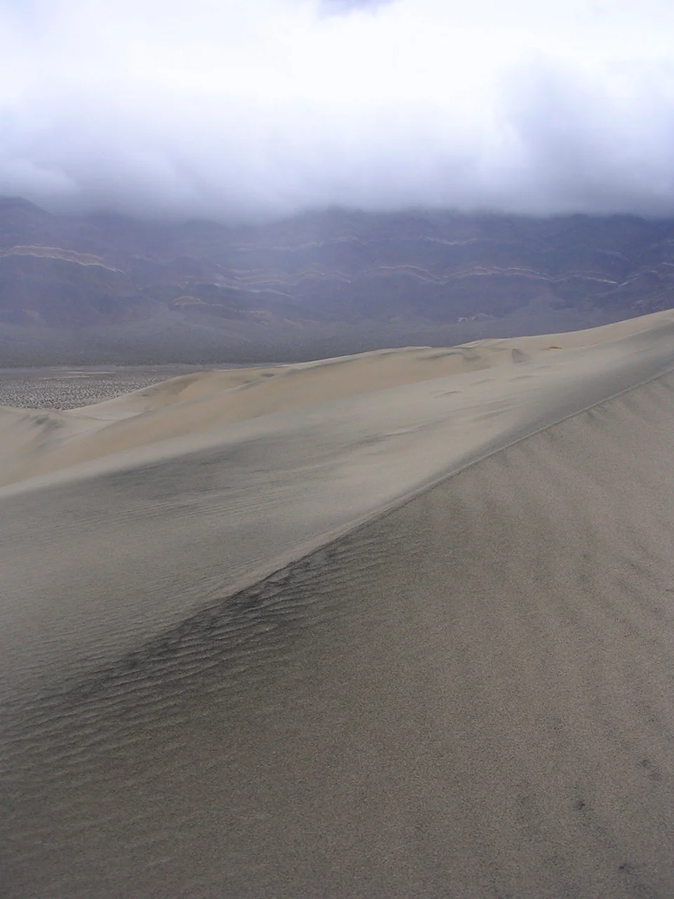 Crest of a dune in the Eureka Dunes, Death Valley NP.
