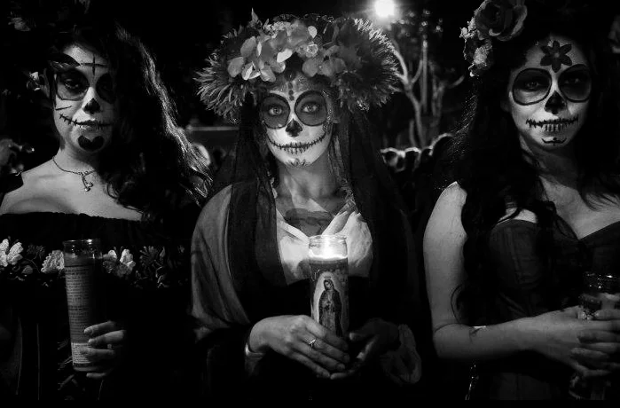 3GIRLSCLOSE_MUERTOS.jpg