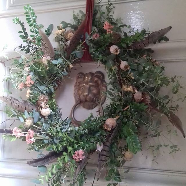 What a clever cousin I have - thank you @belinda_leontsinis @warbornefarm @cutflowerfarm not #thehollyandtheivy #christmas #wreath