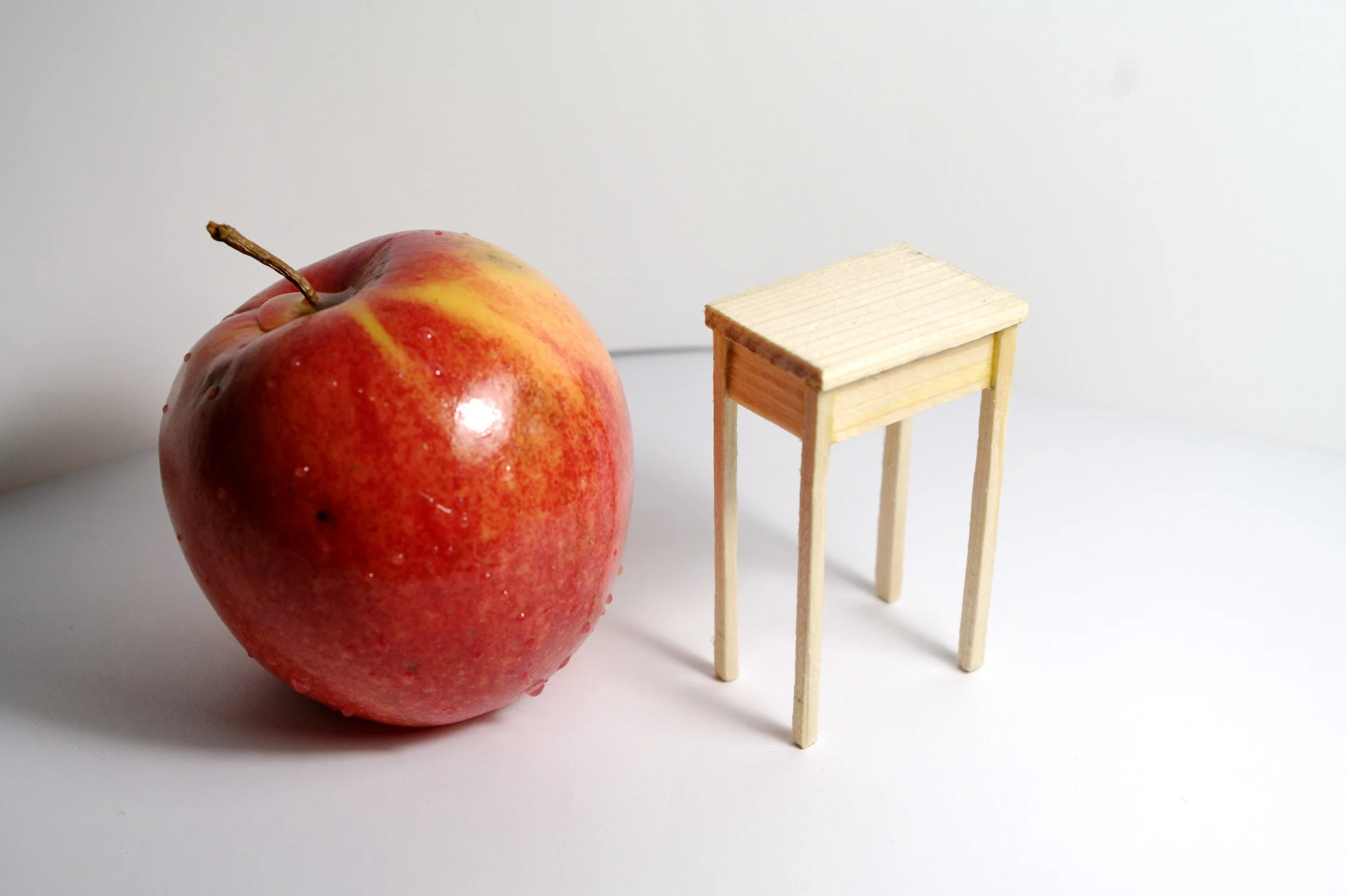  Миниатюрный столик, масштаб 1:12    