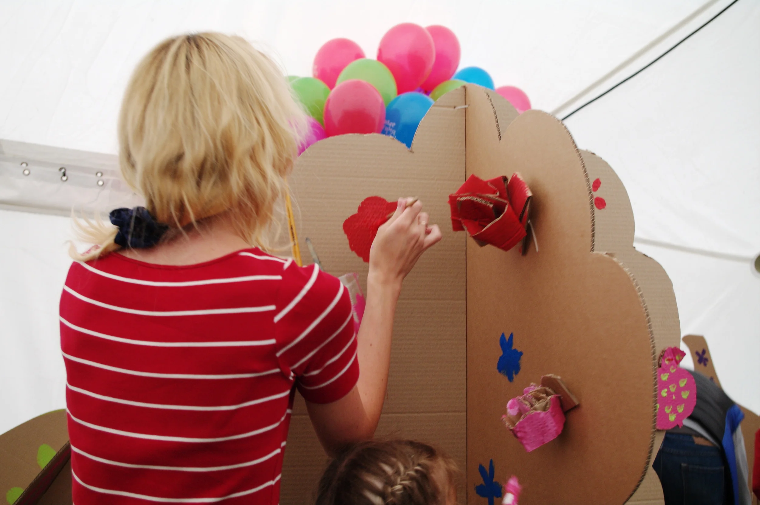  Как известно, красные розы - это обязательный элемент в Стране чудес.       