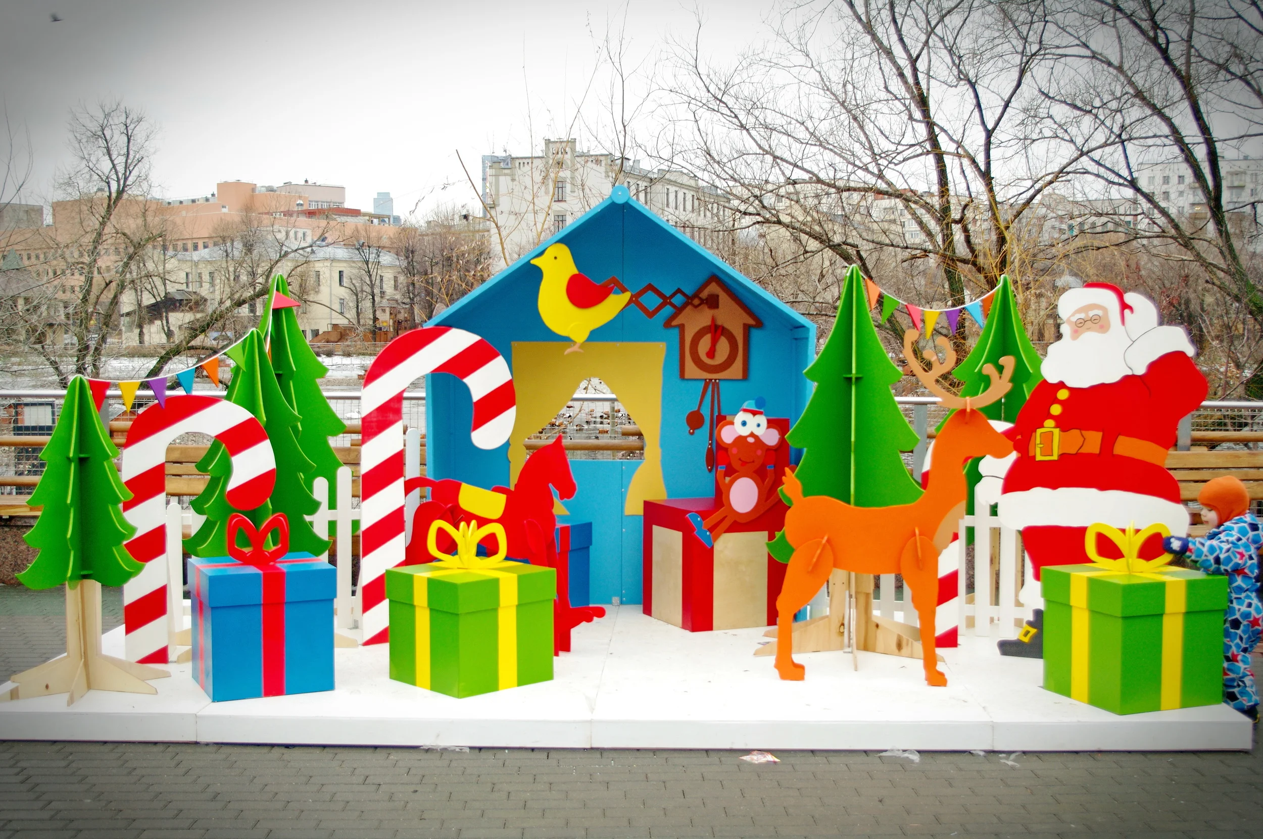  Спустя год повторили нашу фотозону "Леденец", небольшие изменения в деталях.&nbsp;Теперь она фанерная и будет долго радовать посетителей Зоопарка в любую погоду 
