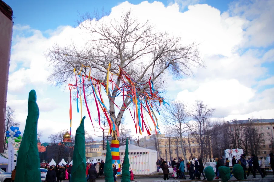  Дерево-гигант, настоящая легенда парка. Сложно поверить - ленты и одеянии ствола длиной более&nbsp;10м. Ветер и солнце пробудили гиганта! 