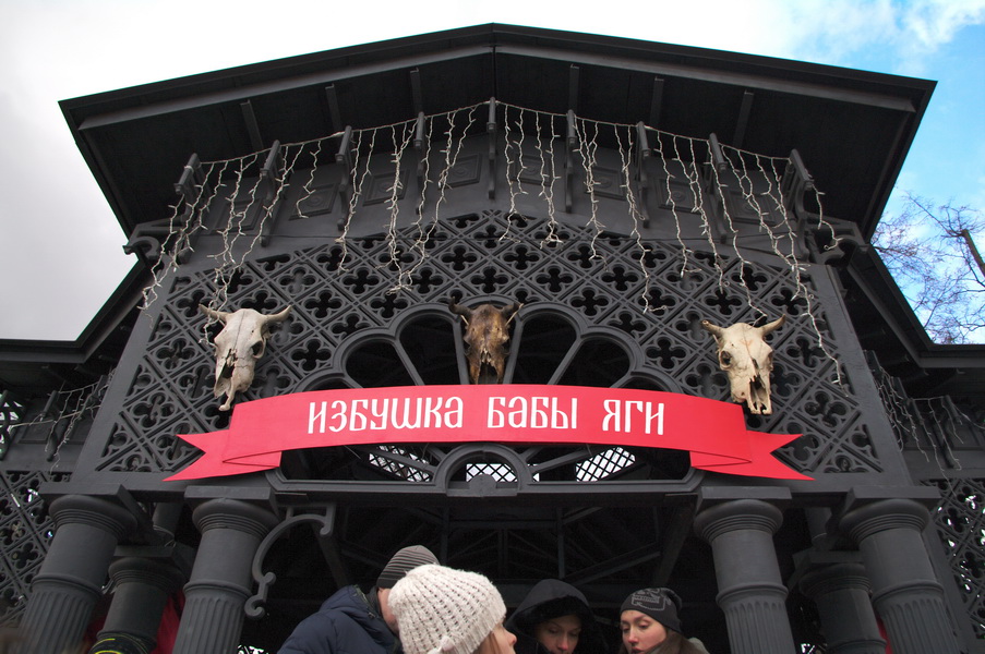  Сказочные герои на фестивале. 