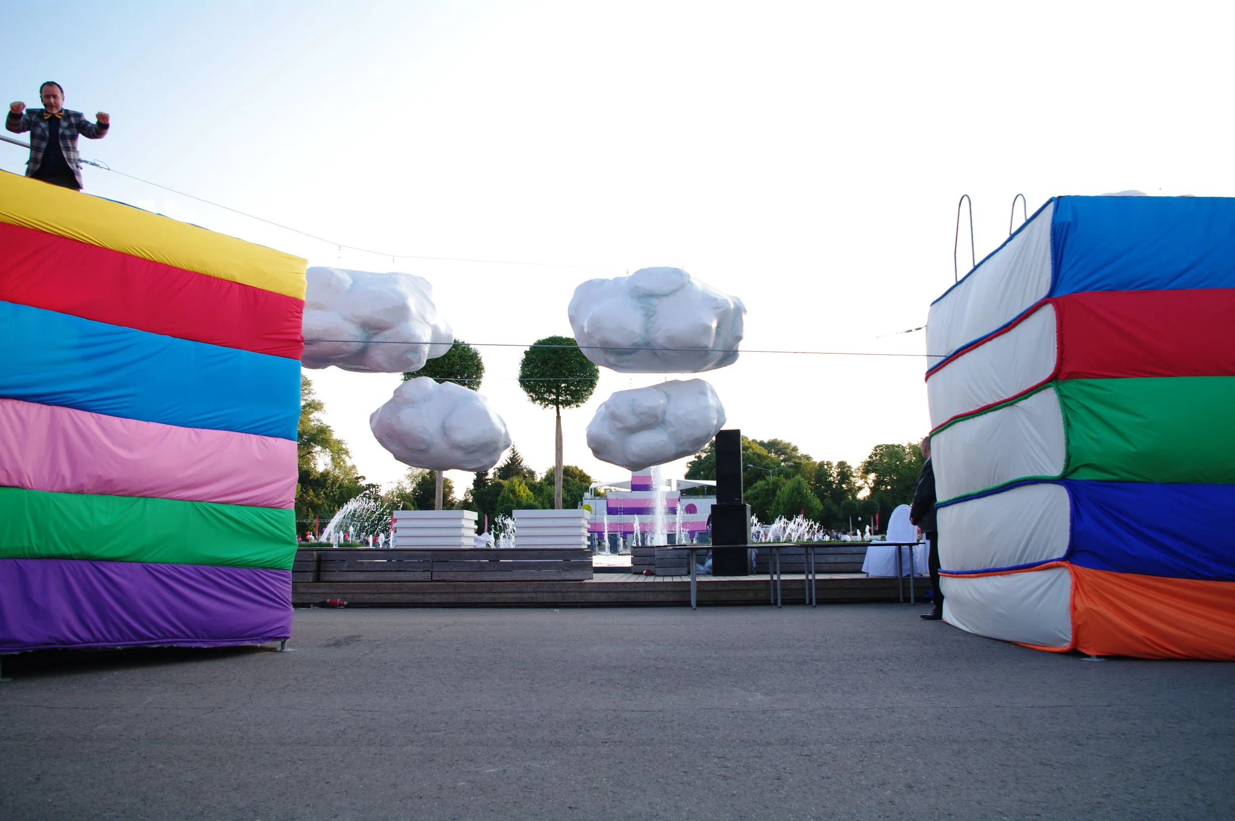  Эта сцена «Цветных снов» состоит из Кровати и стопки Книг. Между ними проложена канатная дорога через Облака. В декорациях всё предельно просто и минималистично, кроме масштаба.   