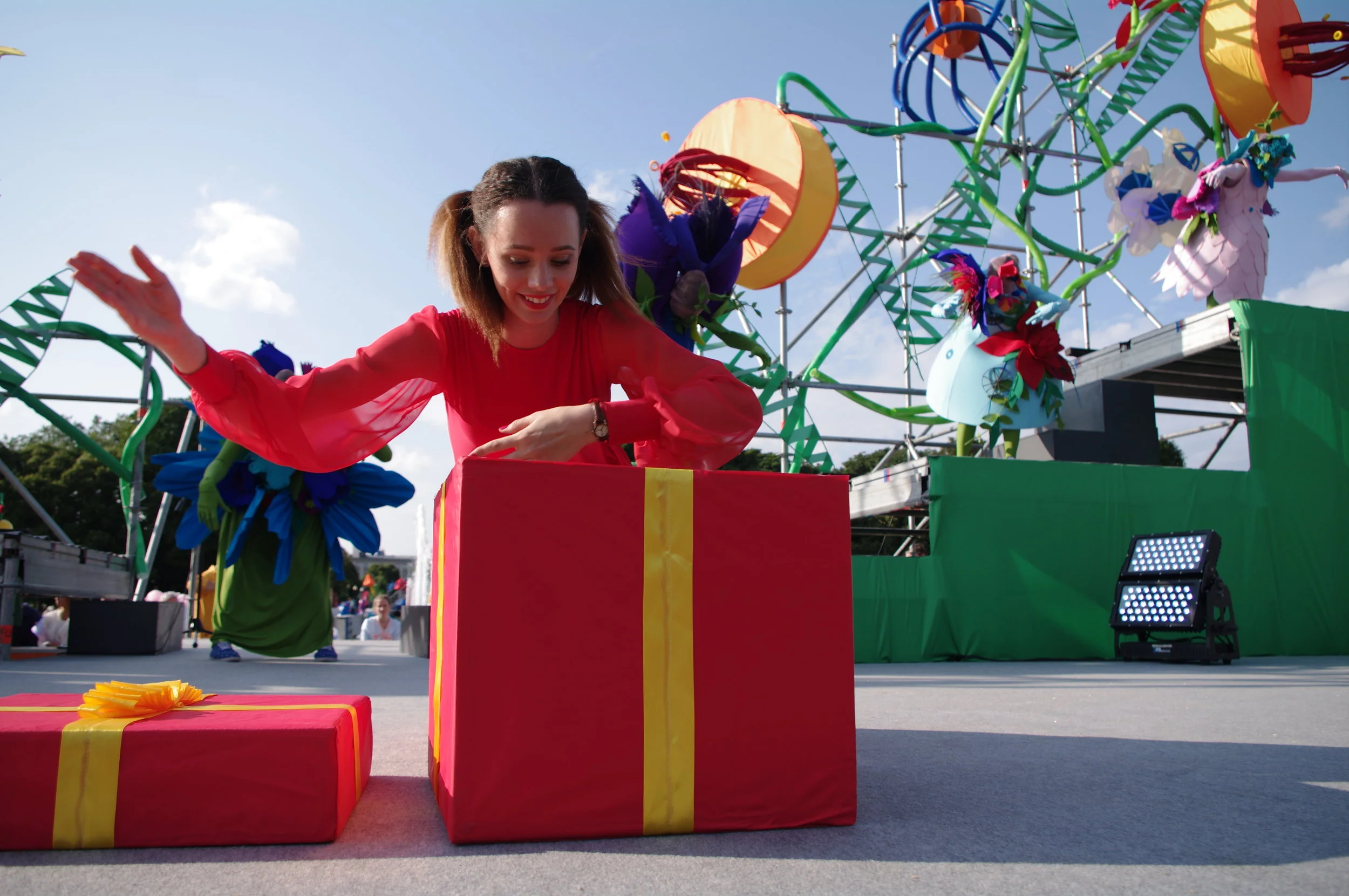  В красной подарочной коробке главная героиня находит…И чтобы вы думали — садовую лейку. Капля воды запускает процесс невероятных метаморфоз и тем самым оживляет Волшебный Лес 