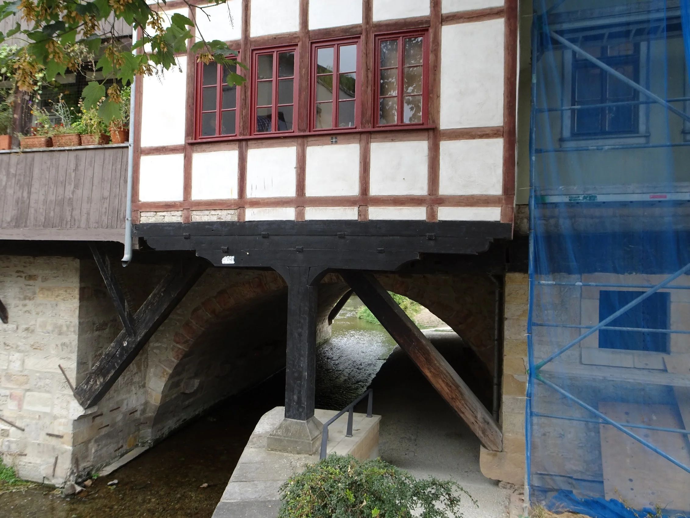 Here you can see the original beam and inclined struts then a new leg supporting a further extension.