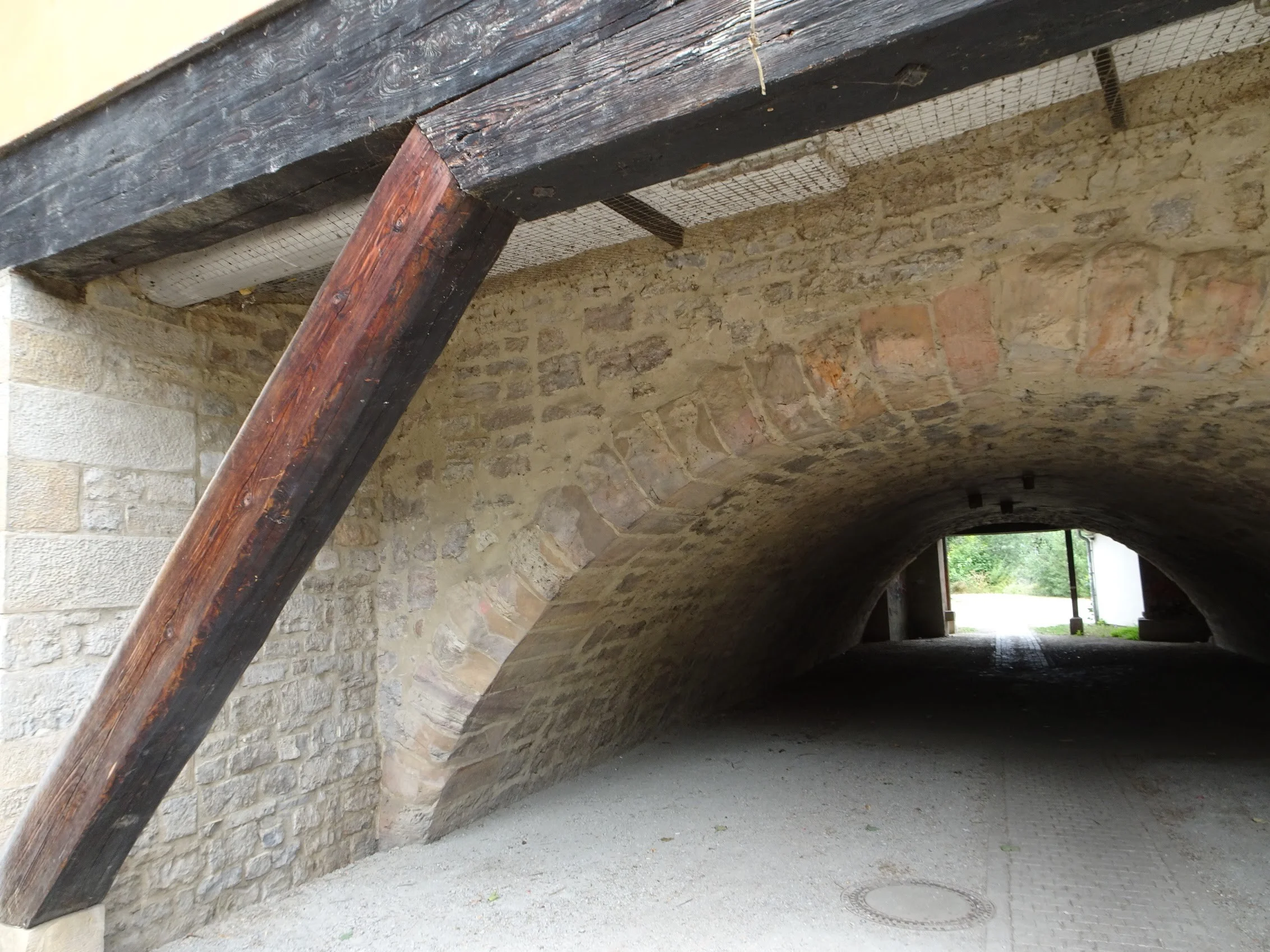 The trussing format is quite interesting this is practically an arch with a beam on top.