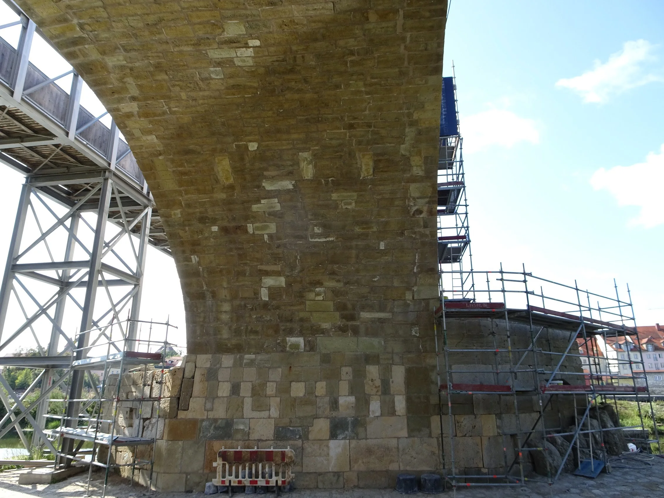 Do the two layers line up? I suspect they do. But what is that about. Were there separate centres for the bottom and mid span sections? It seems likely that the construction is solid masonry to the level of the upper pockets. Were the arches built to there then propped so that smaller centres could be used above?
