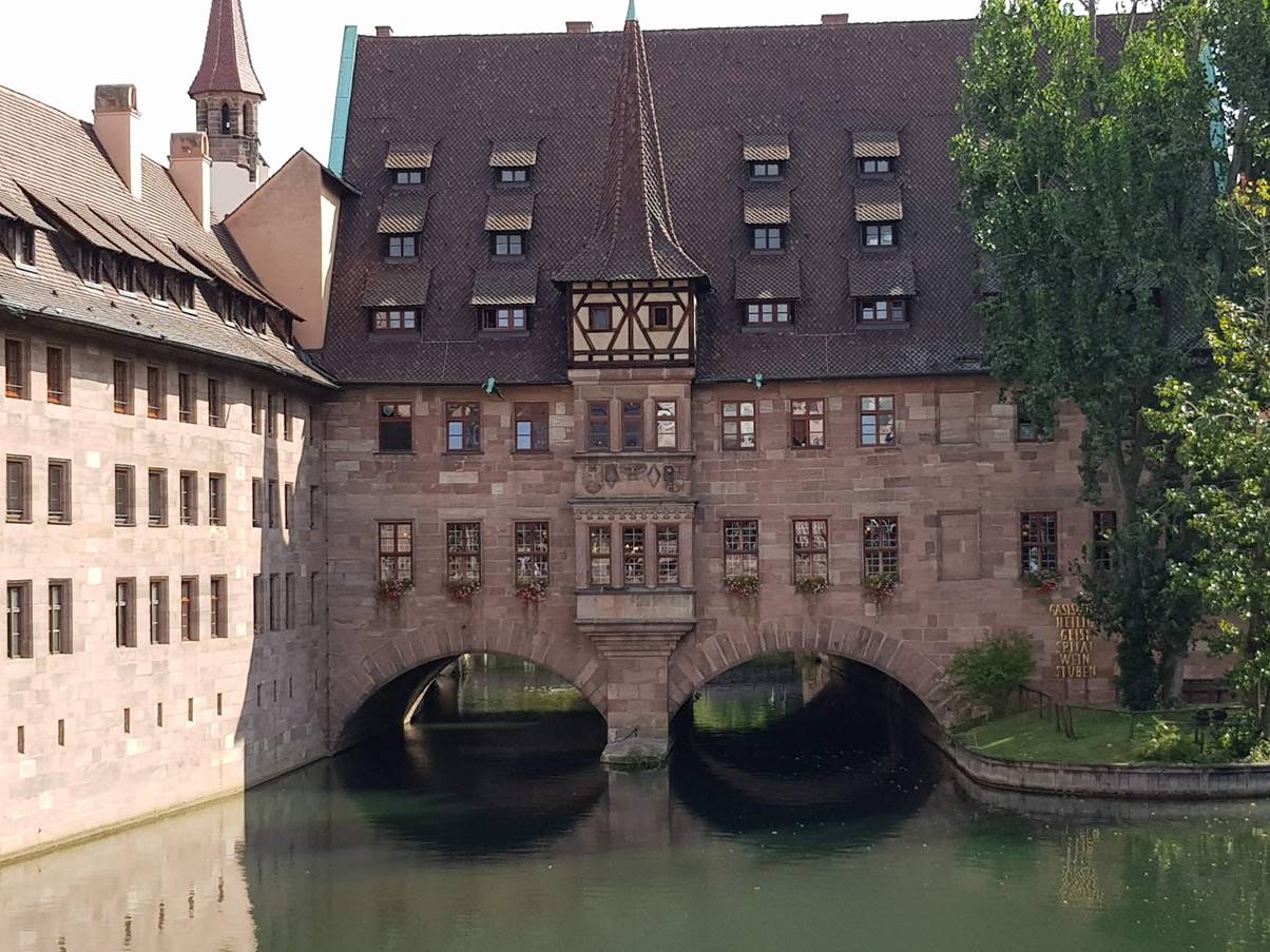 There is a second bridge just visible in the right hand span here. Both carry substantial buildings.