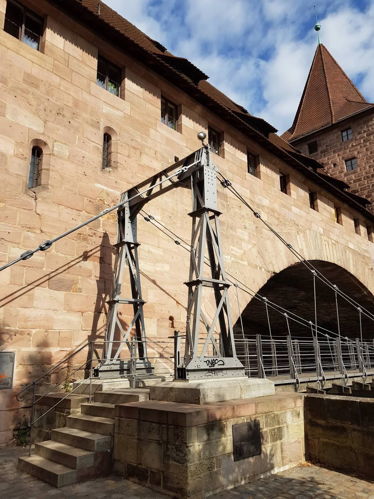 Stone first. An interesting crack through that lower window. The chains of the Kettensteg are fascinating. The long bars have T ends which are captured in those rings. The disassembly below curtesy of @MarkHipwell and Twitter. A bridge engineer who can sketch like that is worth a follow.