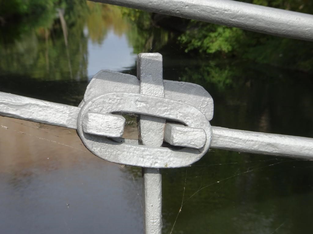 The chains of the Kettensteg are fascinating. The long bars have T ends which are captured in those rings.