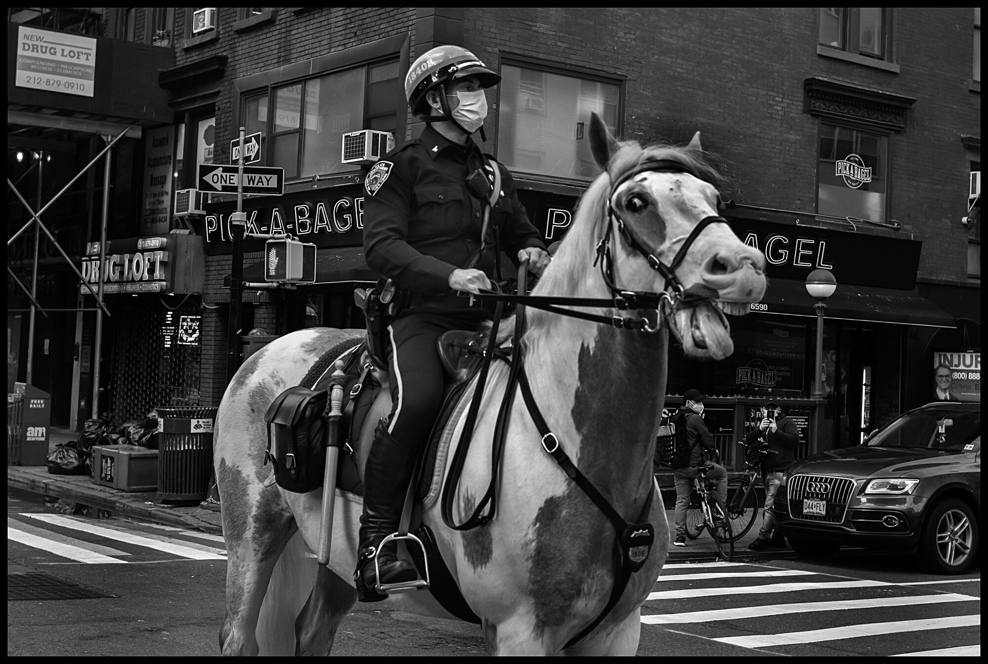  A masked New York policeman and his horse at 7pm.  May 1, 2020. © Peter Turnley.   ID# 36-011 