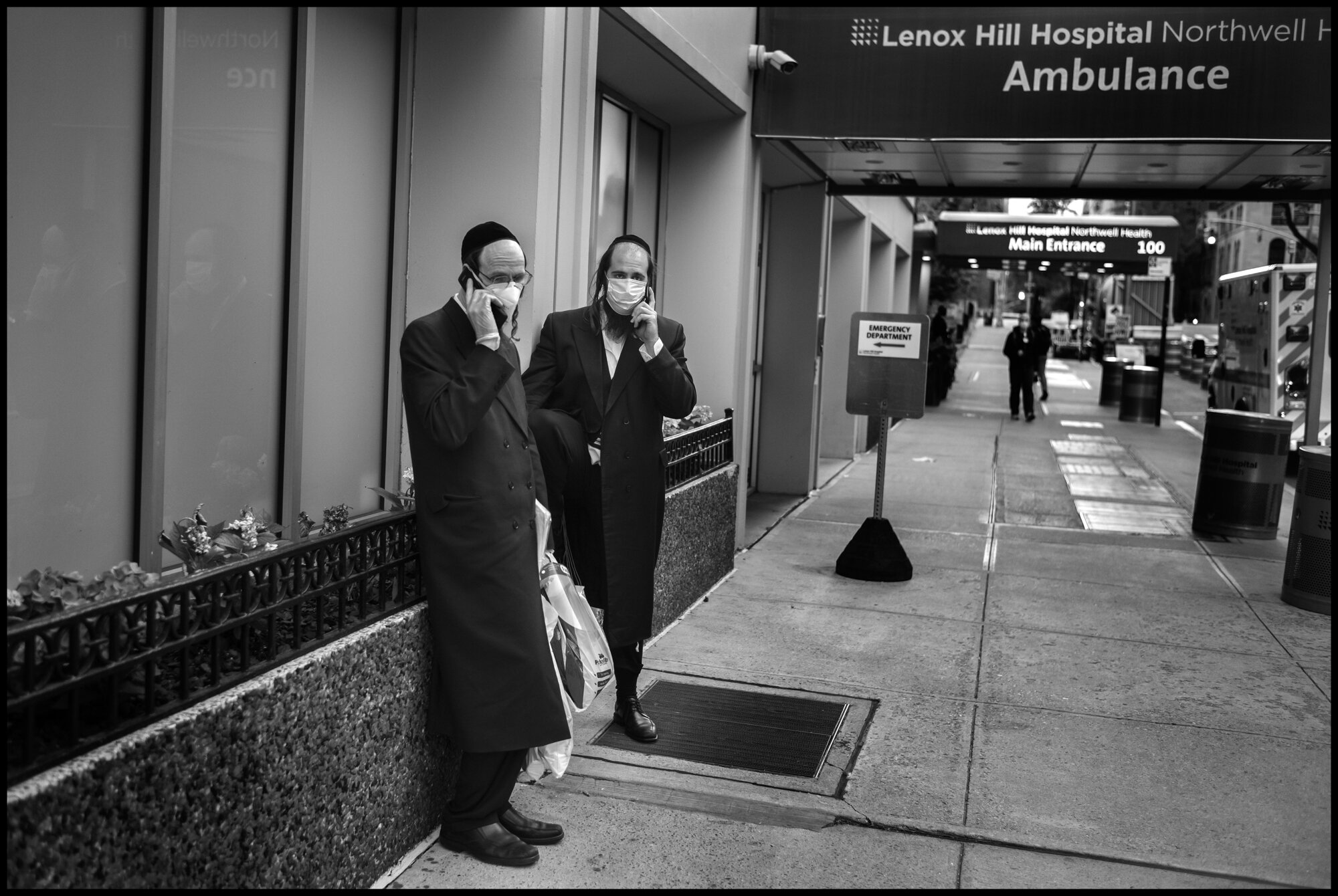  Lenox Hills Hospital, New York.  May 7, 2020. © Peter Turnley.  ID# 39-002 