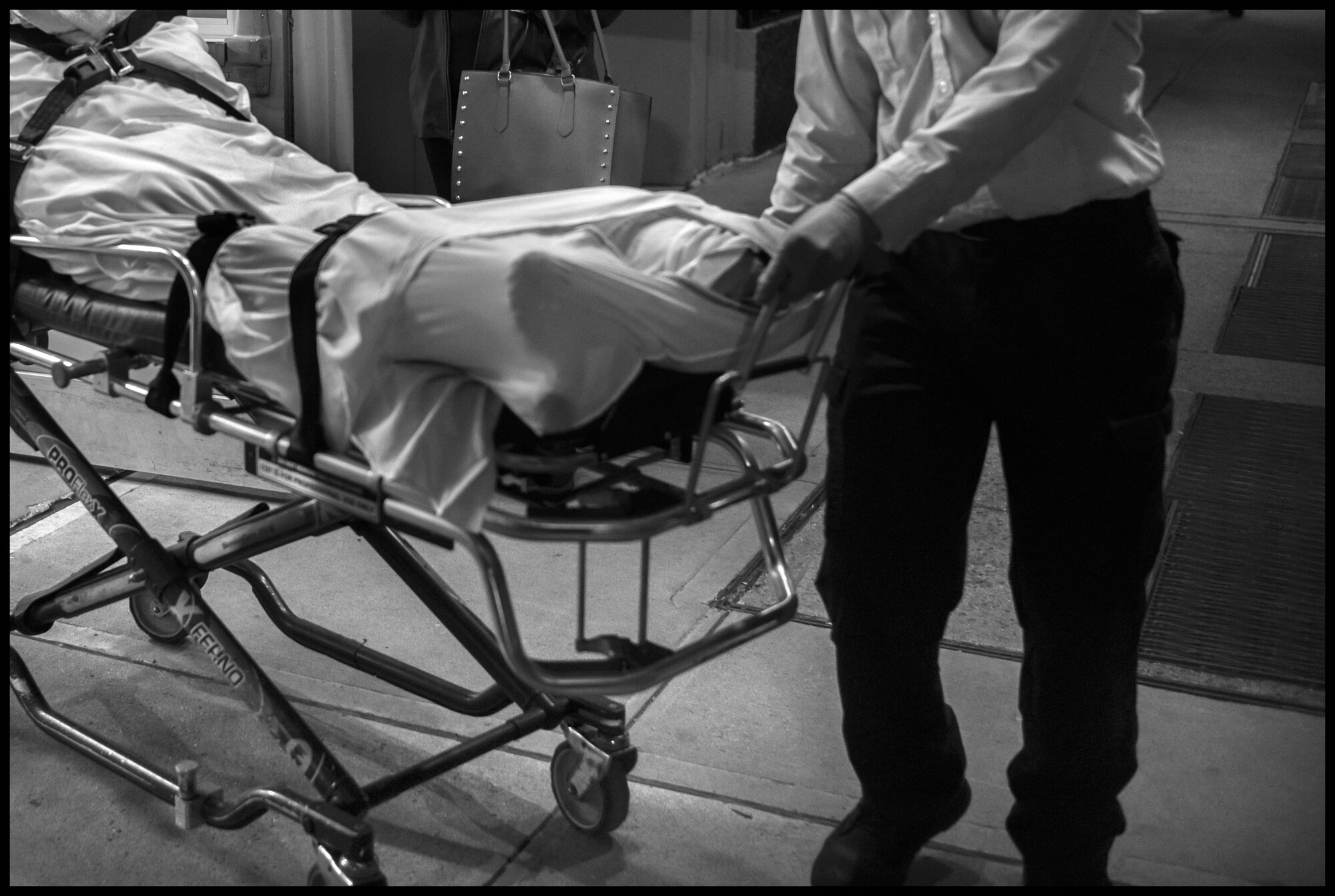  Lenox Hills Hospital, New York.  May 7, 2020. © Peter Turnley.  ID# 39-010 