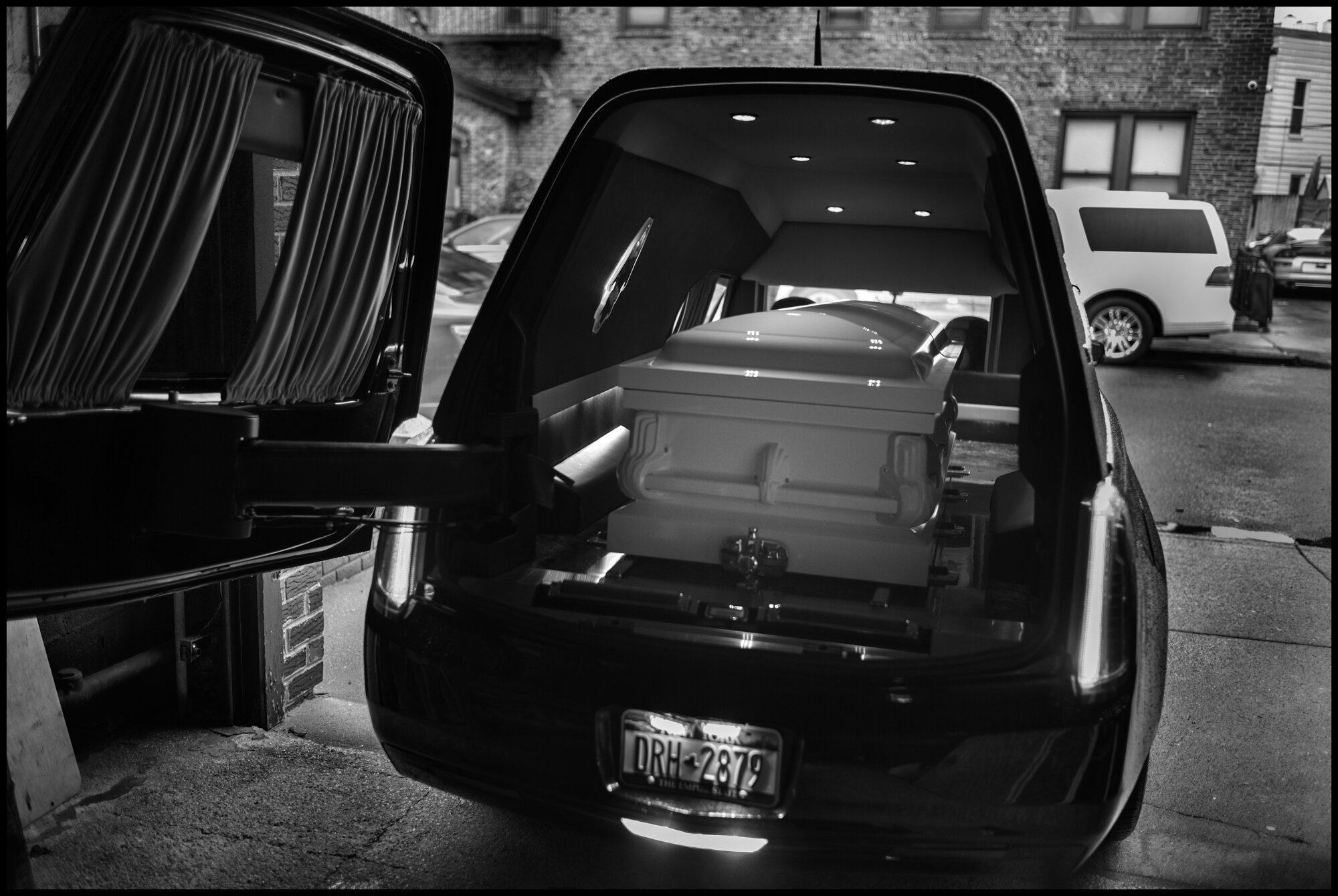  The casket of a victim of coronavirus-19 waits to go to burial.  April, 2020. © Peter Turnley.  ID# 51-001 