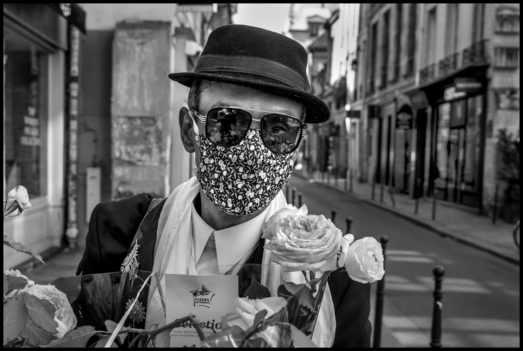  Monsieur Rose. Rue Vielle du Temple. Paris.  May 26, 2020. © Peter Turnley.  ID# P04-004 