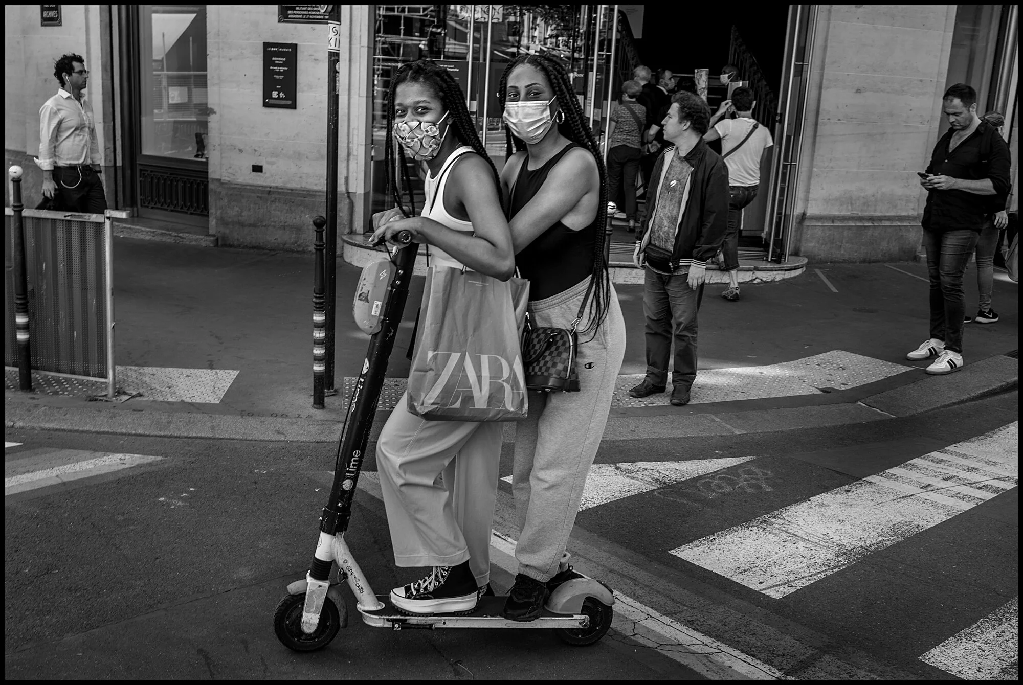  Oceane et Meggan. Paris.  May 26, 2020. © Peter Turnley.  ID# P04-007 