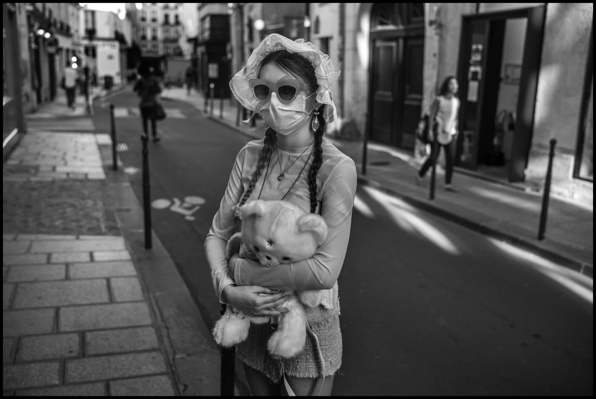  Athéna, Rue St. Croix de la Bretonnerie. Paris 4th.   May 26, 2020. © Peter Turnley.  ID# P04-009 