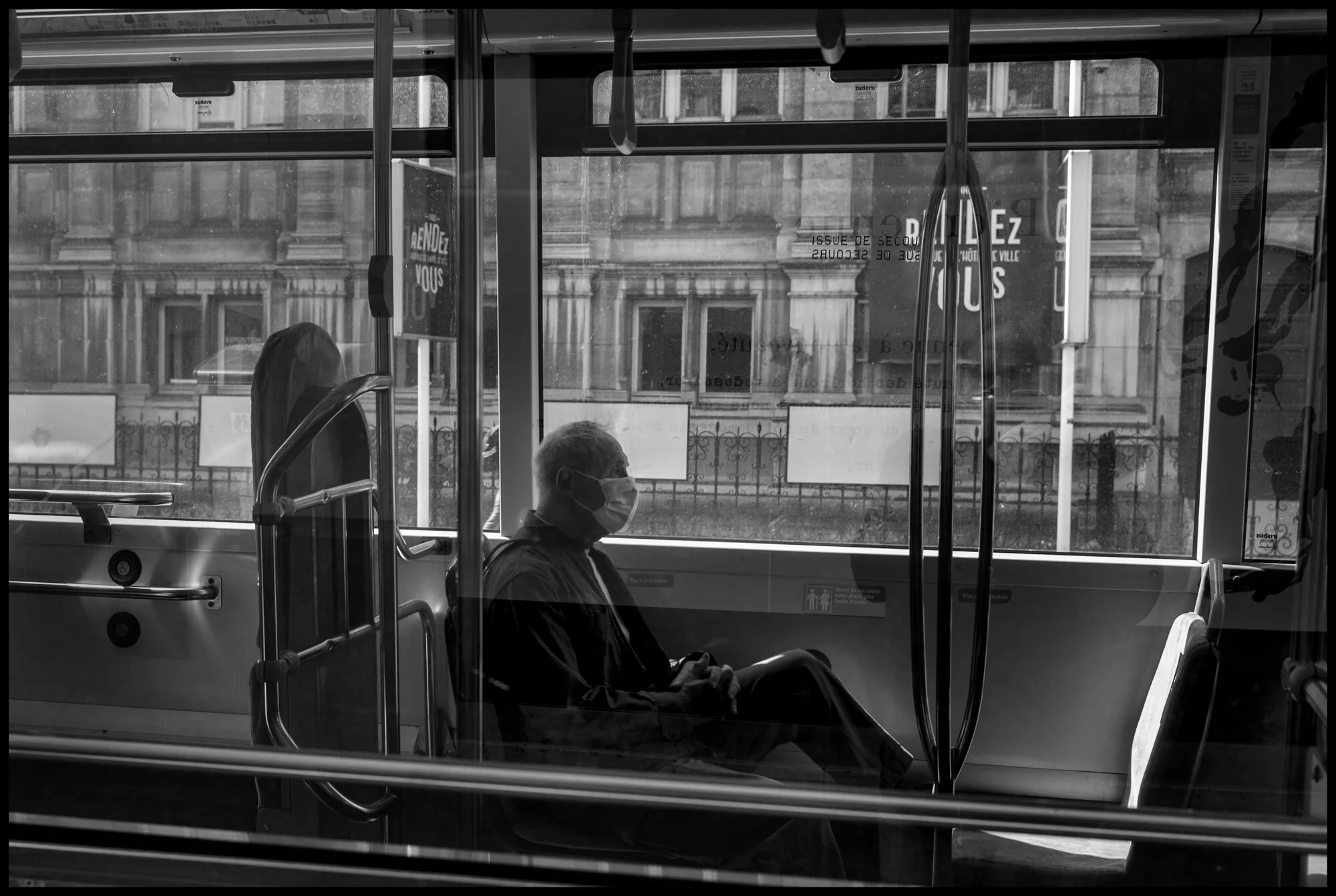 Paris bus.   May 26, 2020. © Peter Turnley.  ID# P04-011 