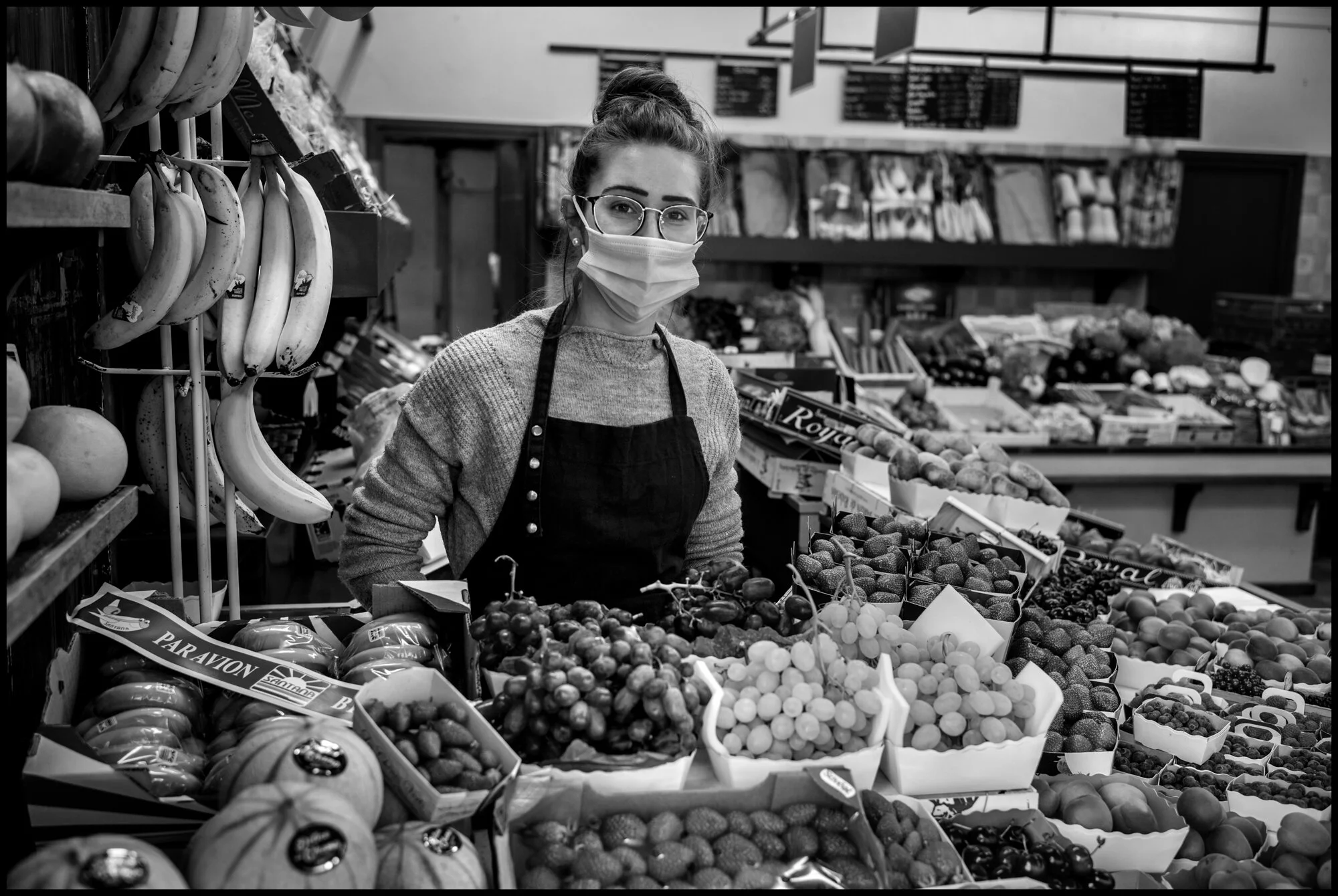  Lucy-L’Ile St. Louis, Paris.  May 26, 2020. © Peter Turnley.  ID# P04-013 