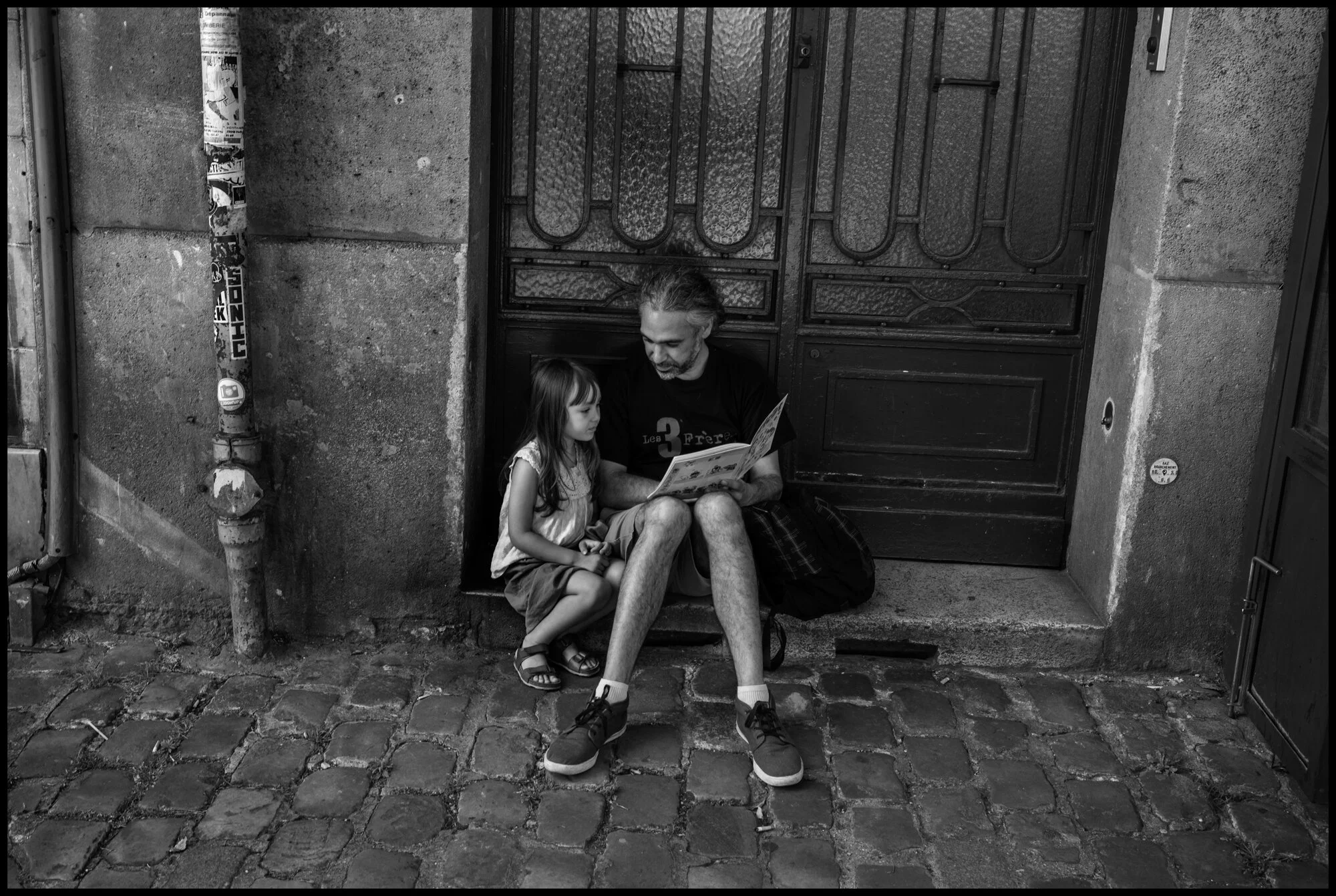  Claude, teaching his daughter Lucia, 4, to read. Montmartre, Paris.  May 26, 2020. © Peter Turnley.  ID# P04-016 