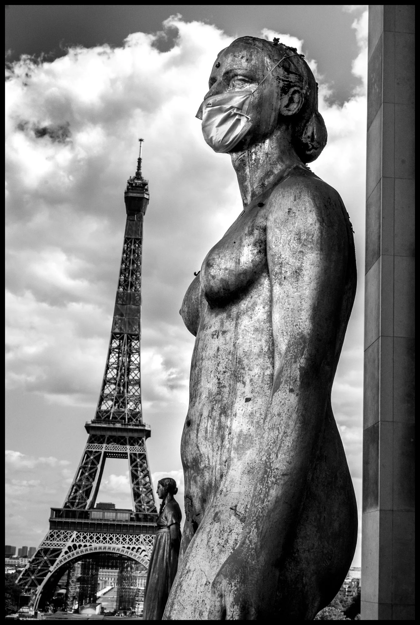  Esplanade de Trocadero. Paris.  May 25, 2020. © Peter Turnley.  ID# P02-001 