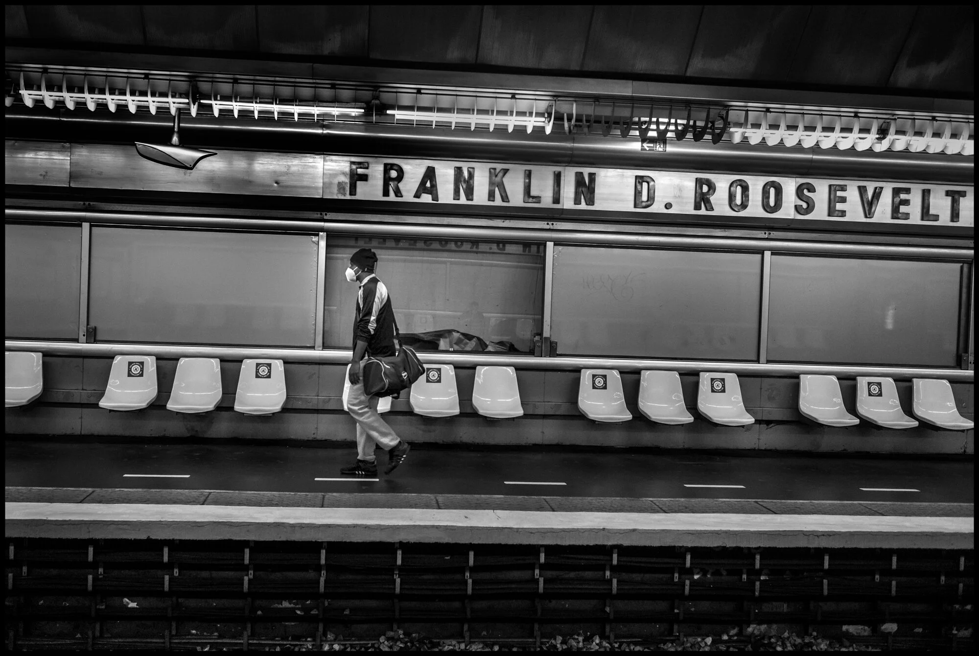  Métro Franklin Roosevelt. Paris.  May 25, 2020. © Peter Turnley.  ID# P02-008 