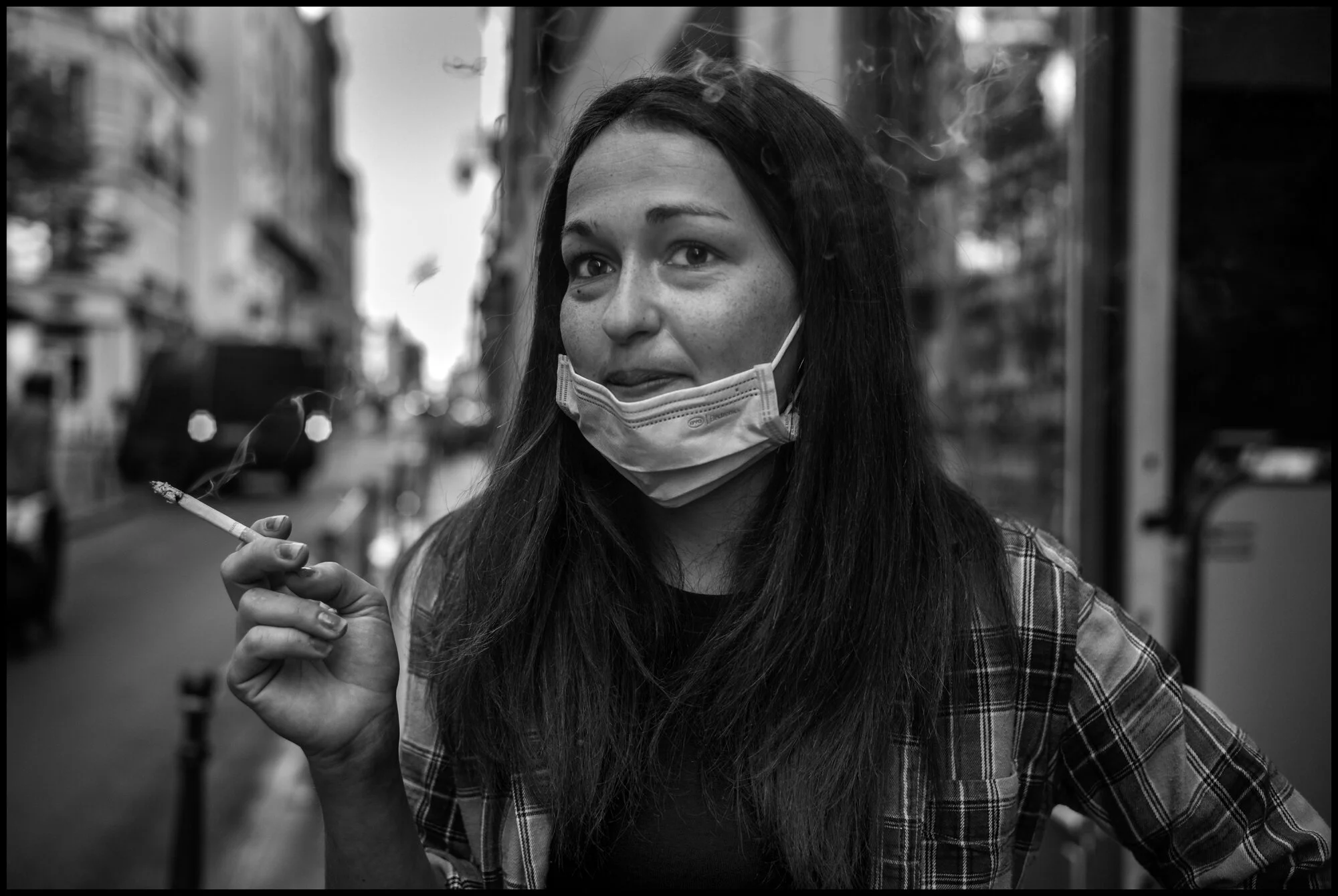  Octavia serves morning take out café at La Belle Hortense in Le Marais, Paris.  May 27, 2020. © Peter Turnley.  ID# P06-007 