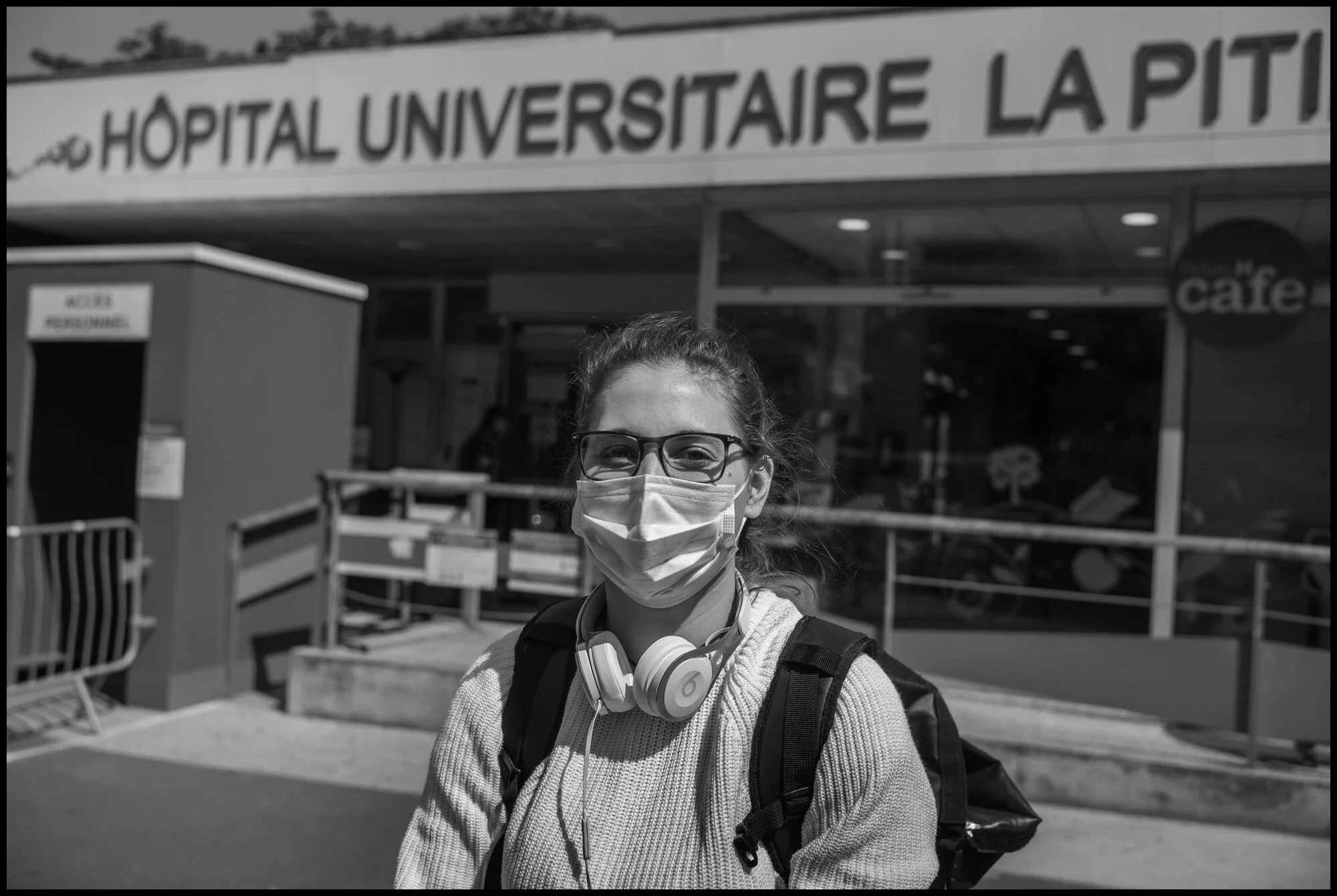  Océane, an assistant radiologist at The Pitié-Salpêtrière Hospital. She left her job working as an assistant radiologist in cancer therapy to come and work with patients with Covid-19 in Paris during this crisis.   May 27, 2020. © Peter Turnley.  ID