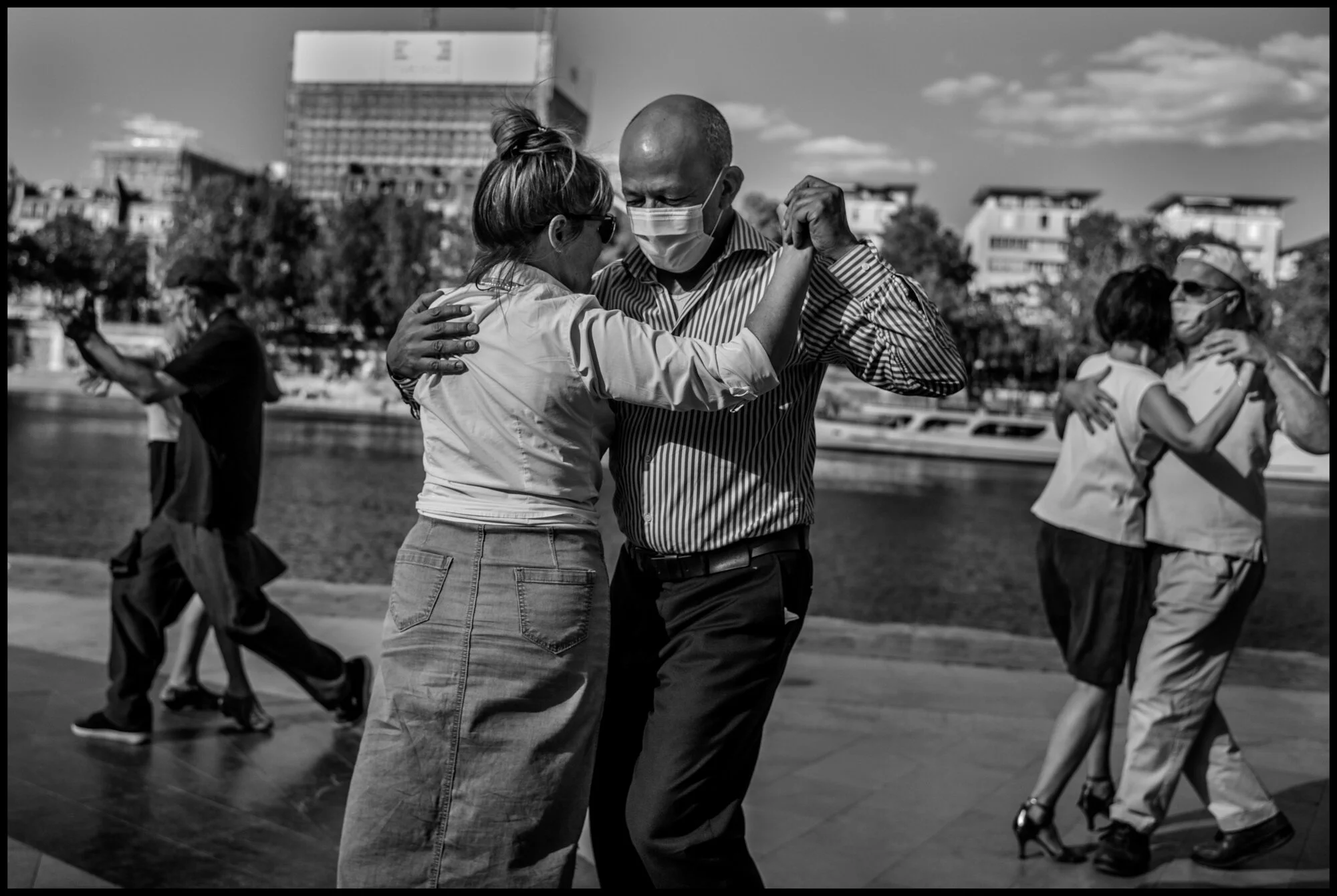  Tango on the banks of the Seine, Paris.  May 31, 2020. © Peter Turnley.  ID# P11-001 