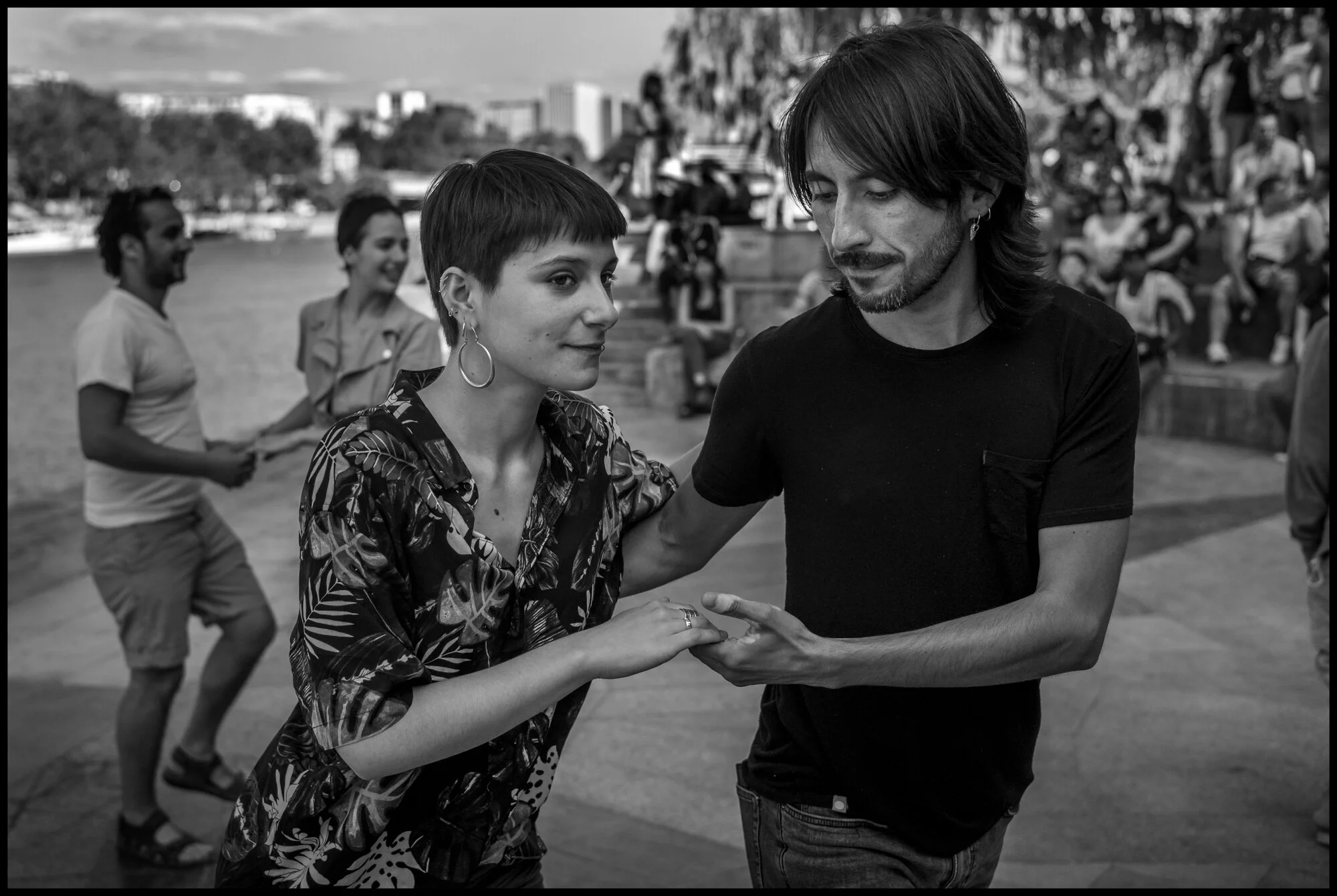  Salsa on the banks of the Seine, Paris.  May 31, 2020. © Peter Turnley.  ID# P11-009 