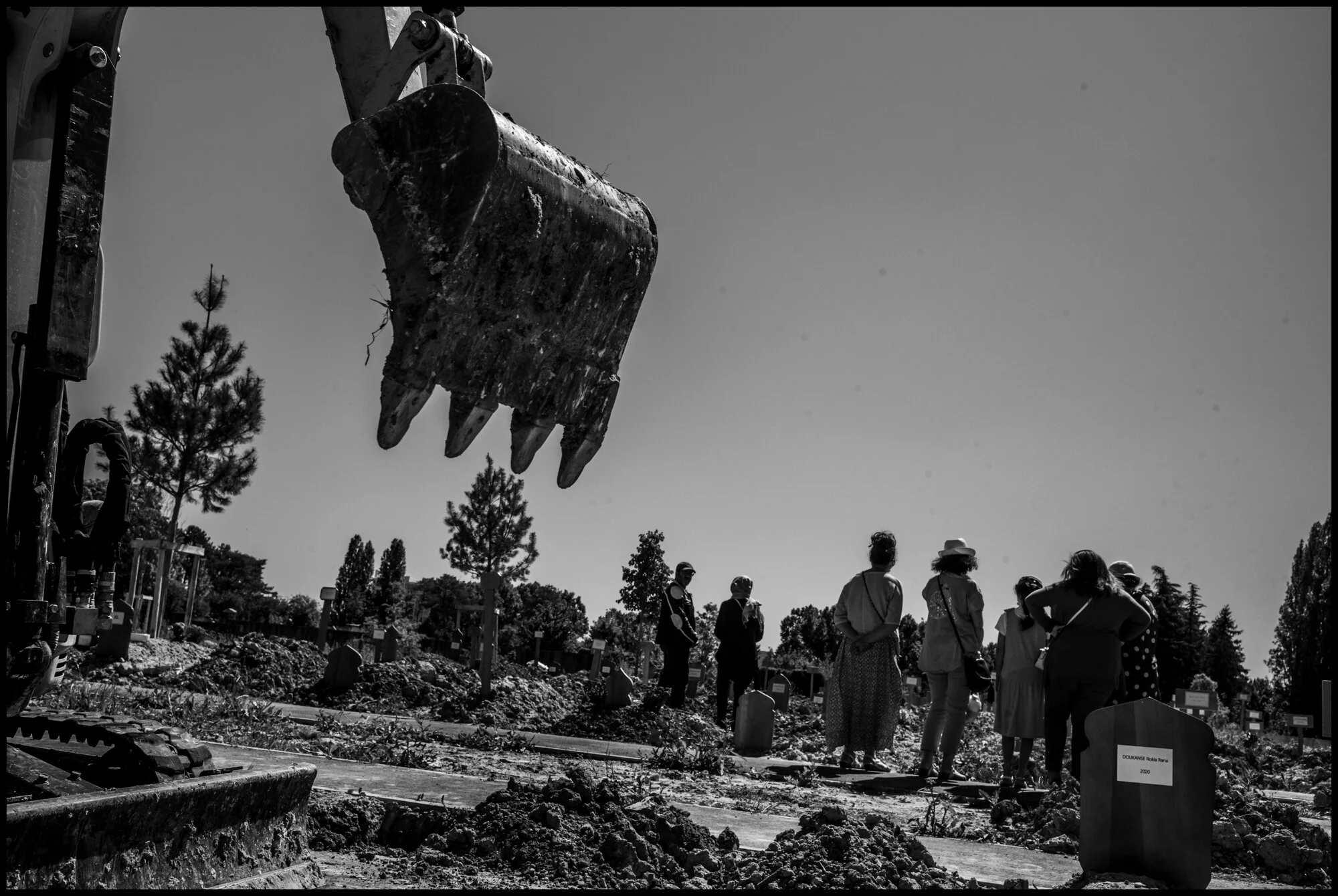  “Le Carré Mulsulman” in the “Le Cimetière Intercommunal des Joncherolles”. St. Denis, France.   May 29, 2020. © Peter Turnley.  ID# P08-010 