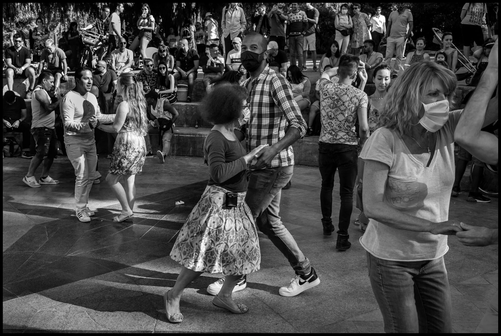  Salsa on the banks of the Seine, Paris.  May 31, 2020. © Peter Turnley.  ID# P11-011 