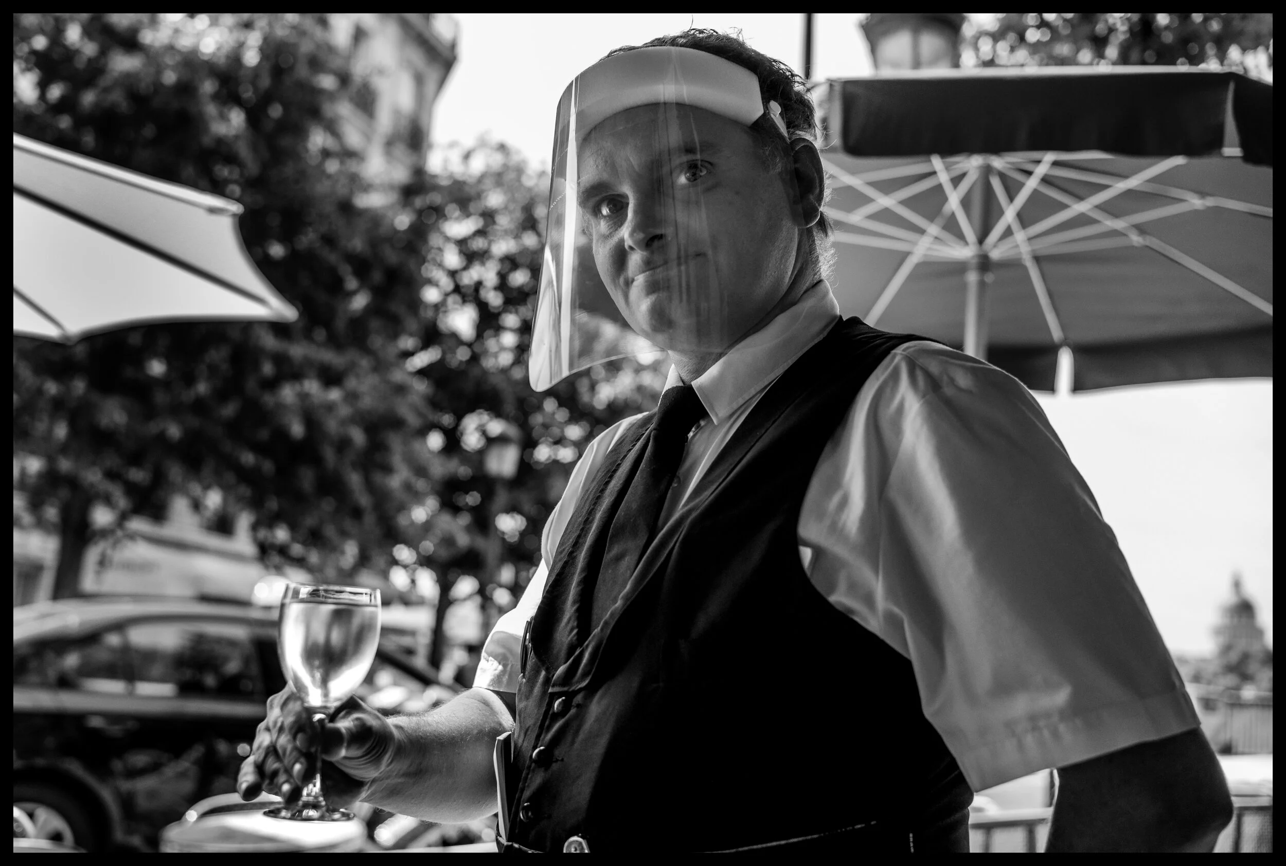  La Brasserie de l'Isle Saint-Louis, Paris.  June 3, 2020. © Peter Turnley.   ID# P14-005 