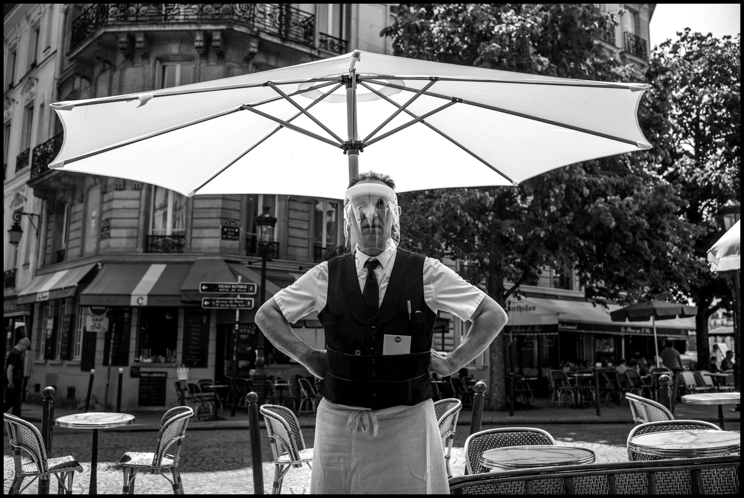  La Brasserie de l'Isle Saint-Louis, Paris.  June 3, 2020. © Peter Turnley.   ID# P14-007 