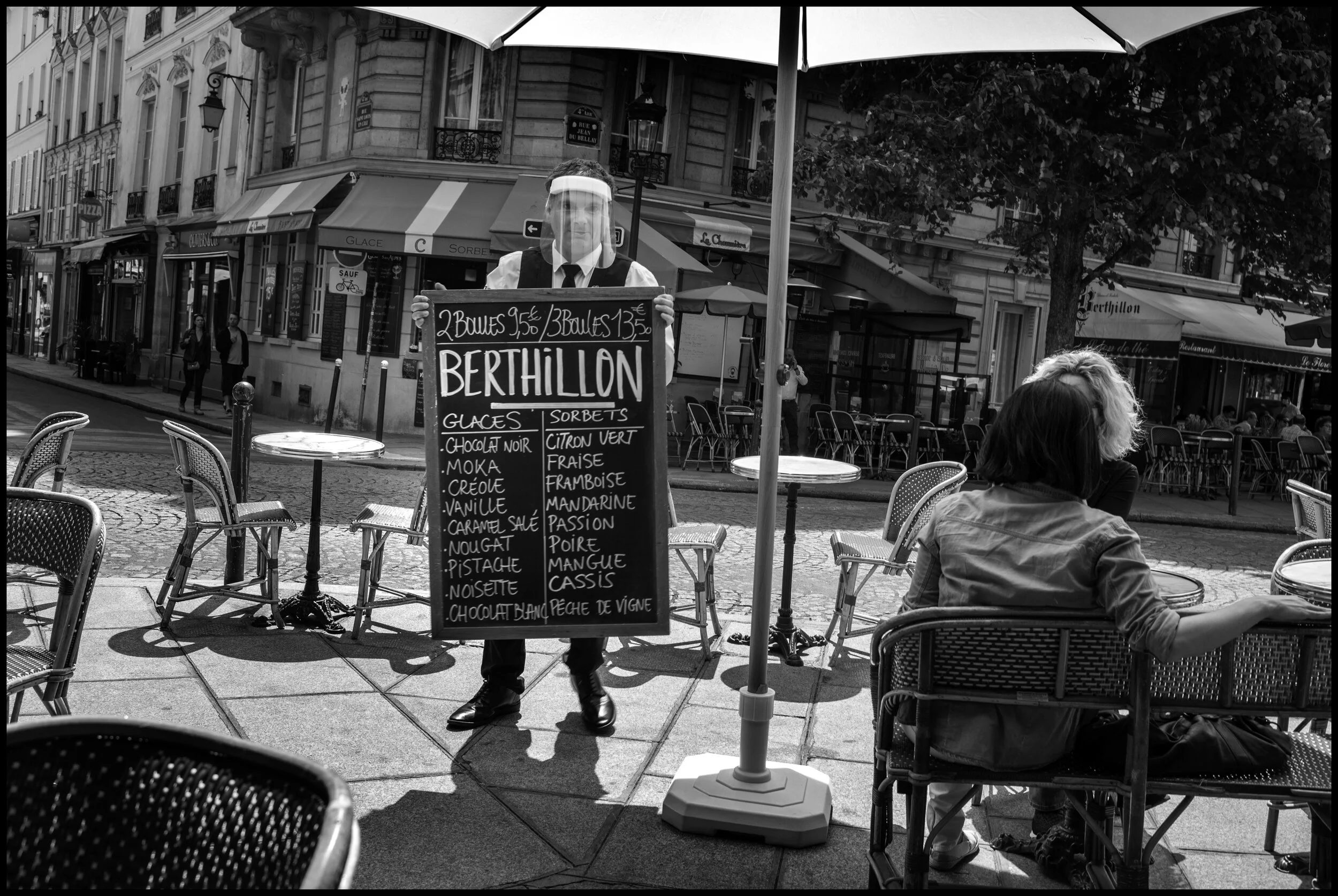  La Brasserie de l'Isle Saint-Louis, Paris.  June 3, 2020. © Peter Turnley.   ID# P14-008 