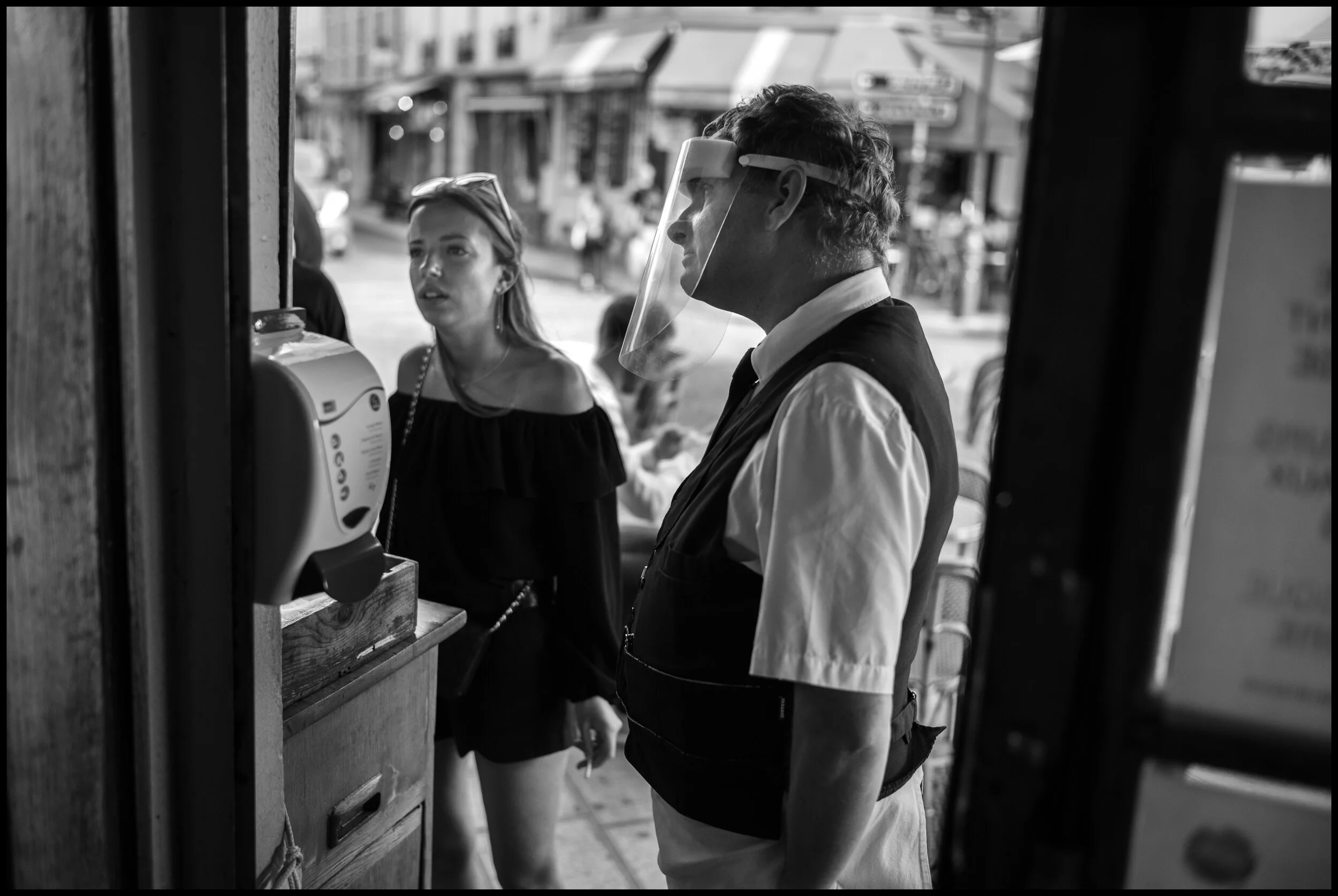  La Brasserie de l'Isle Saint-Louis, Paris.  June 3, 2020. © Peter Turnley.   ID# P14-014 