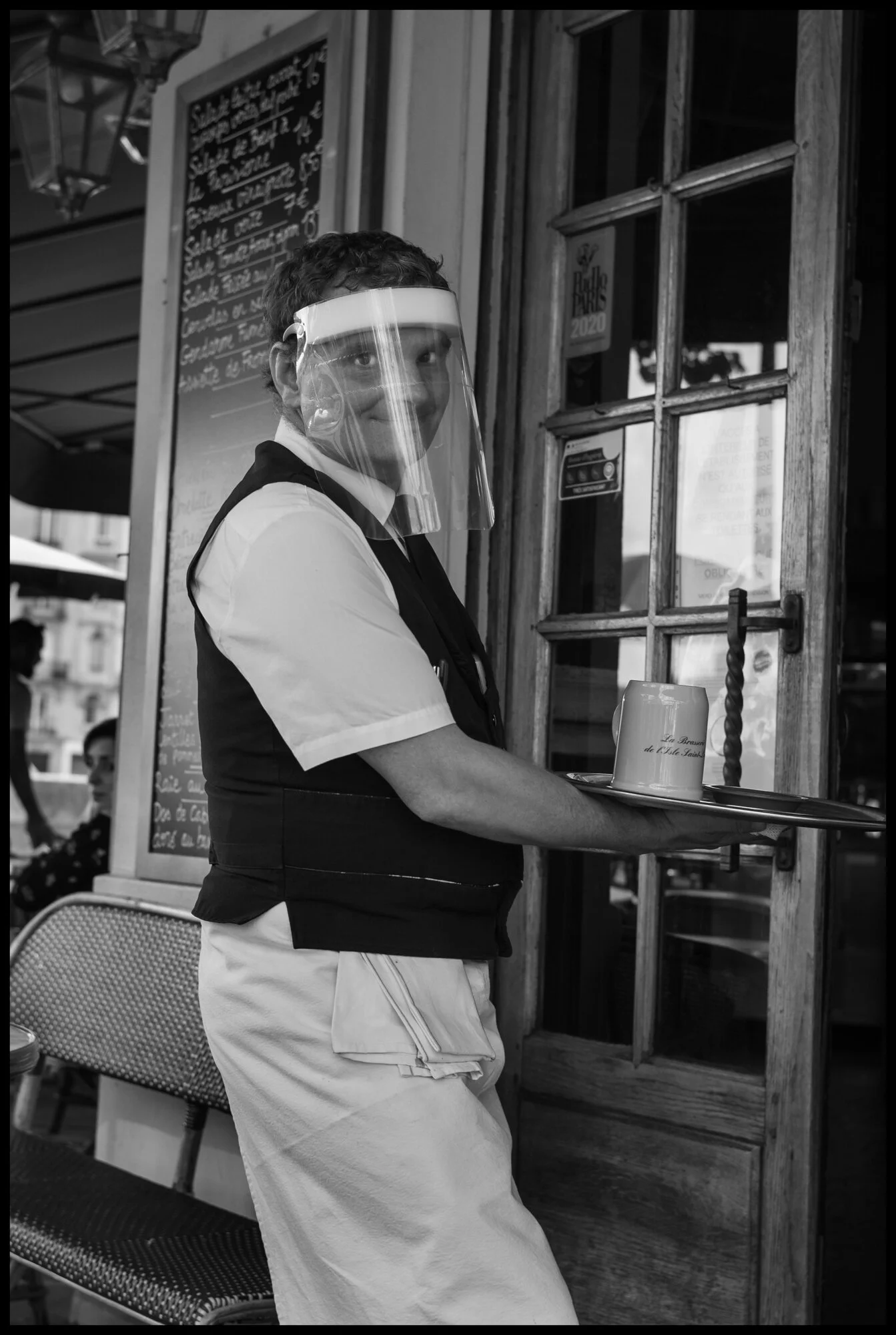  La Brasserie de l'Isle Saint-Louis, Paris.  June 3, 2020. © Peter Turnley.   ID# P14-015 